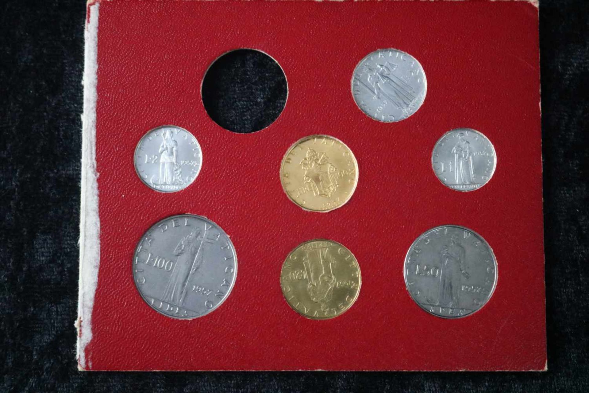 Satz Vatikanmünzen 1957, mittlere Münze Feingold, 1 Münze fehlt. - Image 3 of 4