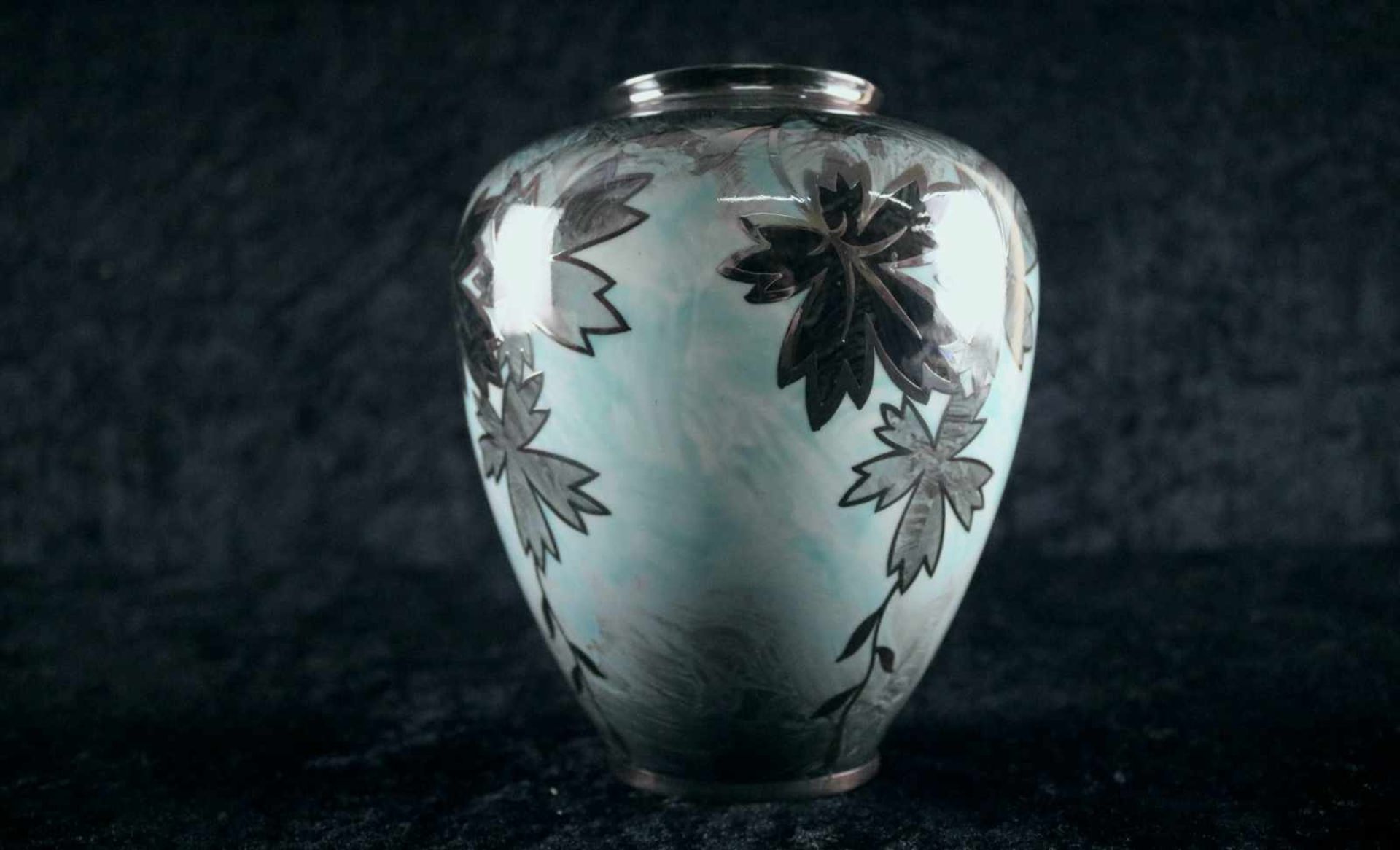 Porzellanmanufraktur Jäger & Co, PmR Bayern, türkise Vase mit schwarzen Ahornblätter, 1950-90 Made - Image 4 of 5