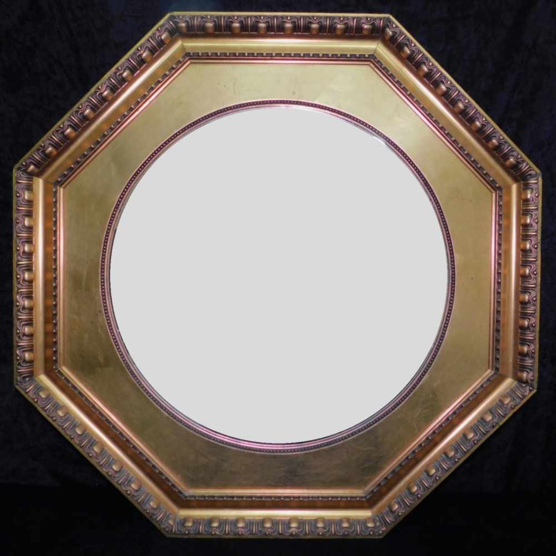 Spiegel, Stuckrahmen goldfarben, 8-eckig, Jugendstil um 1900, Höhe 72,5 cm und Breite 72,5 cm, Tiefe