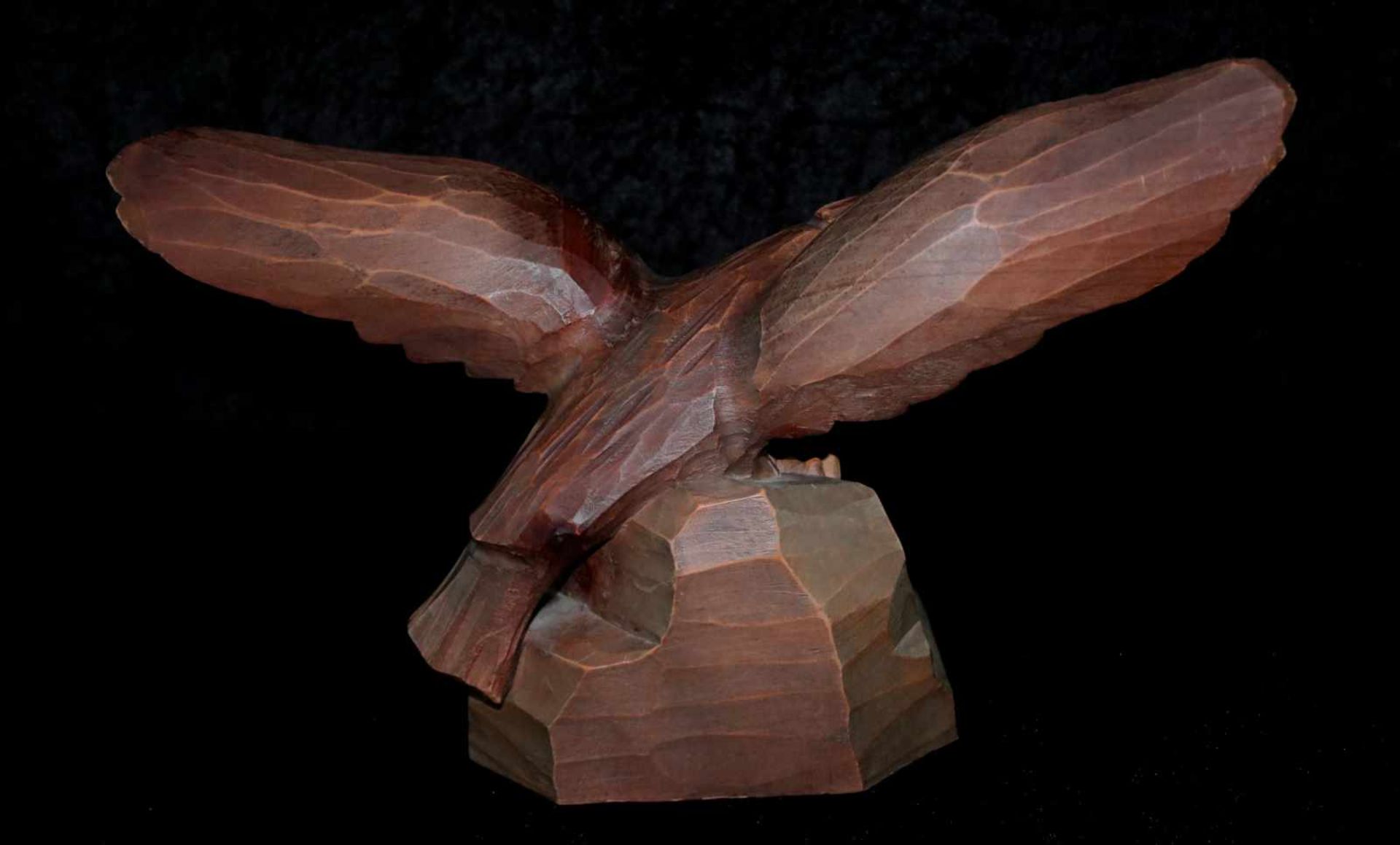 Unbekannter Künstler, geschnitzte Figur, Adler mit ausgebreiteten Flügeln auf Felssockel, Ende 20. - Image 2 of 5