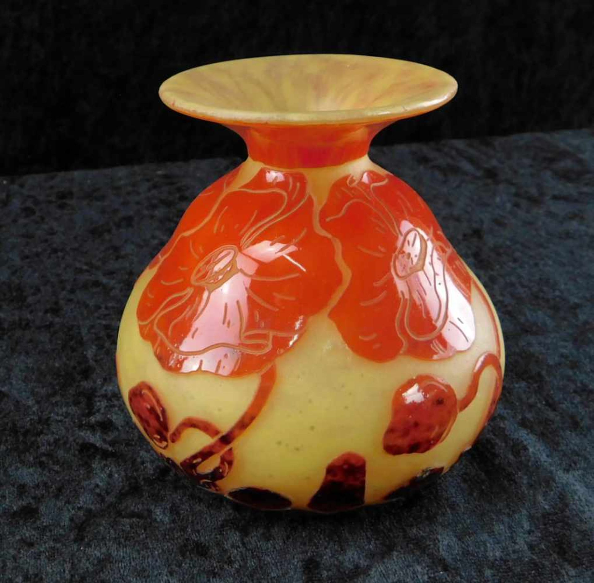 Verreries Schneider, Epinay-sur-Seine, Kleine Vase "Pavots", 1923-26, Nadelätzung "Le Verre