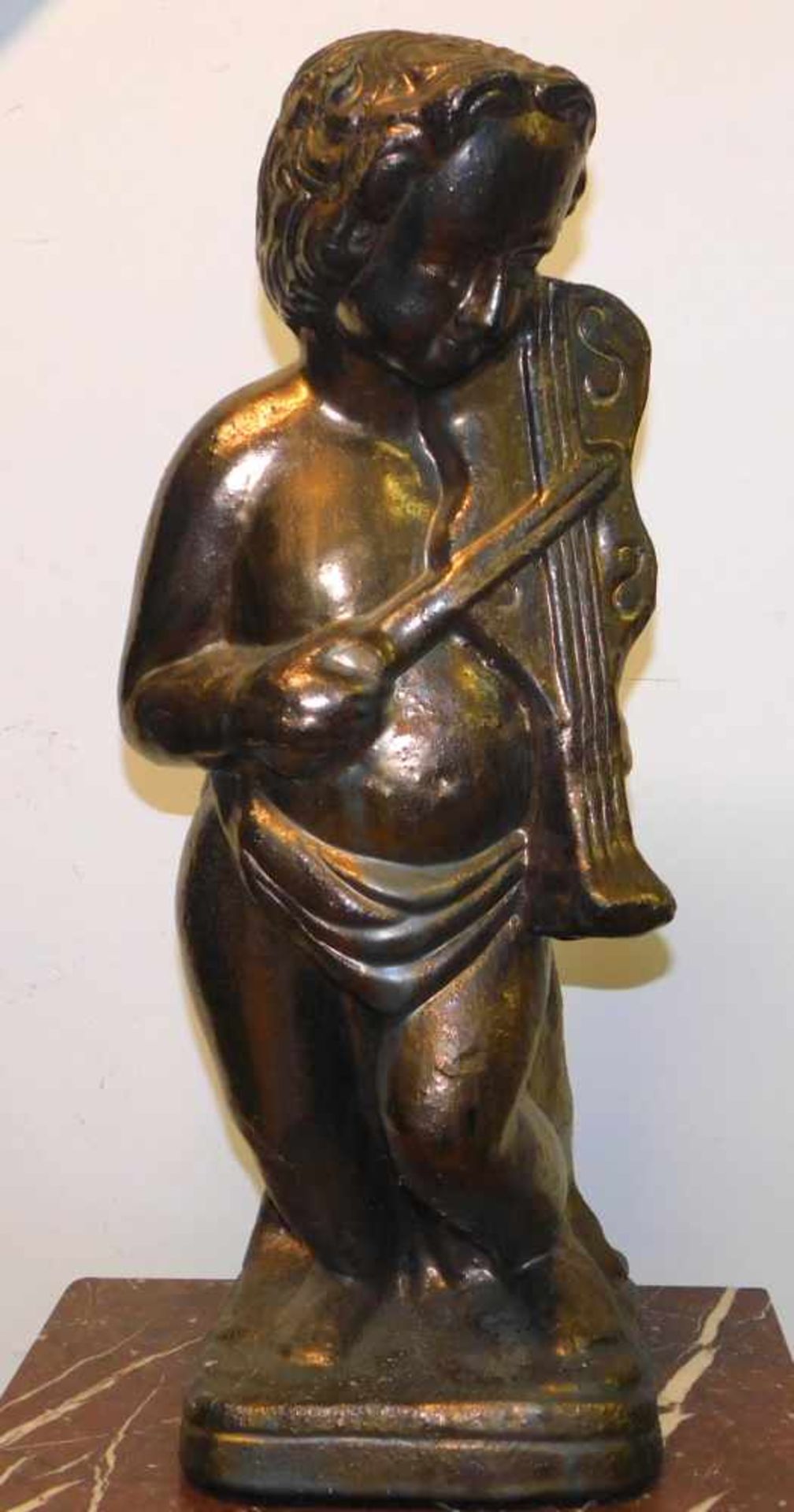 Engel mit Geige, Terrakotta in Goldbronze gefasst, 2. H. 20. Jhdt., Höhe 62 cm, Sockel 19 x 22 cm.