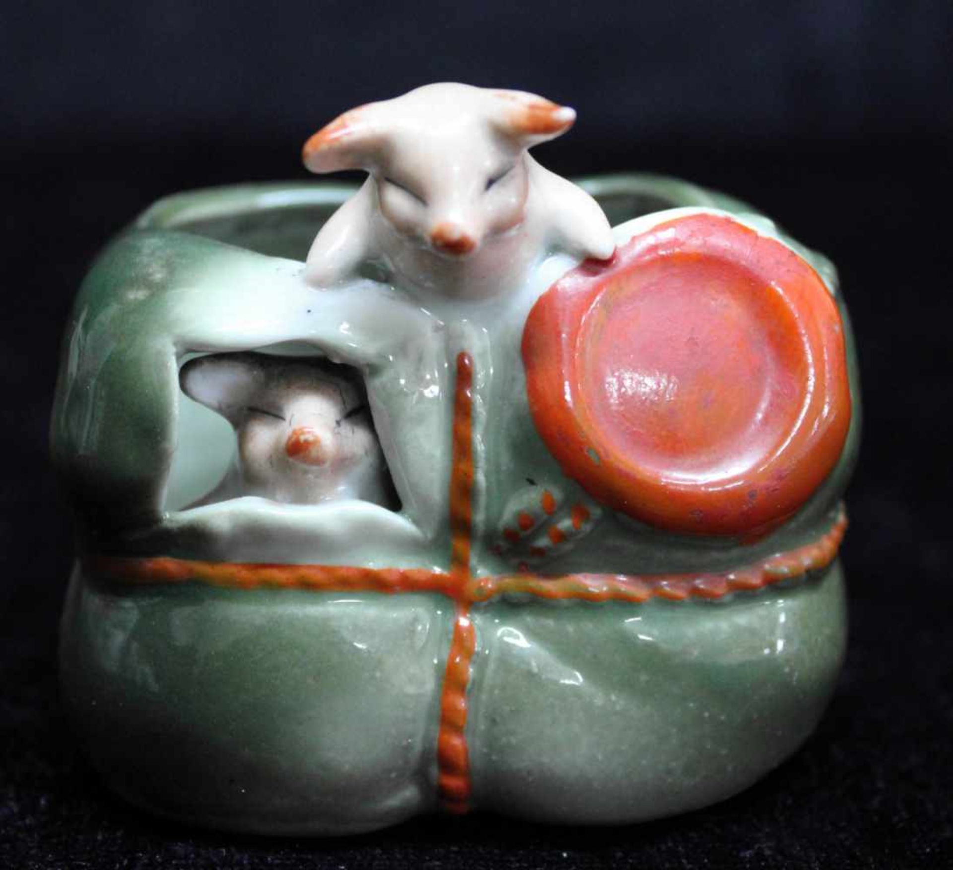 Keramik Schweinchen, deutsch, "Schweinchen in Paket", um 1930, bester Erhaltungszustand
