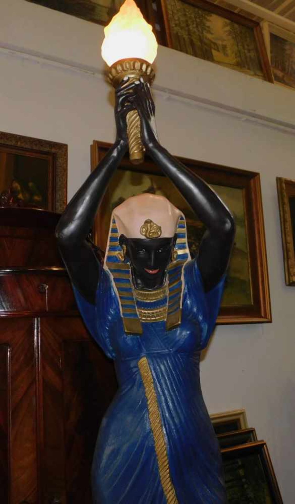 Ägyptische Fackelträgerin als Lampe mit Glasschirm, lebensgroß, Material Polyresin farbig gefasst, - Bild 2 aus 3