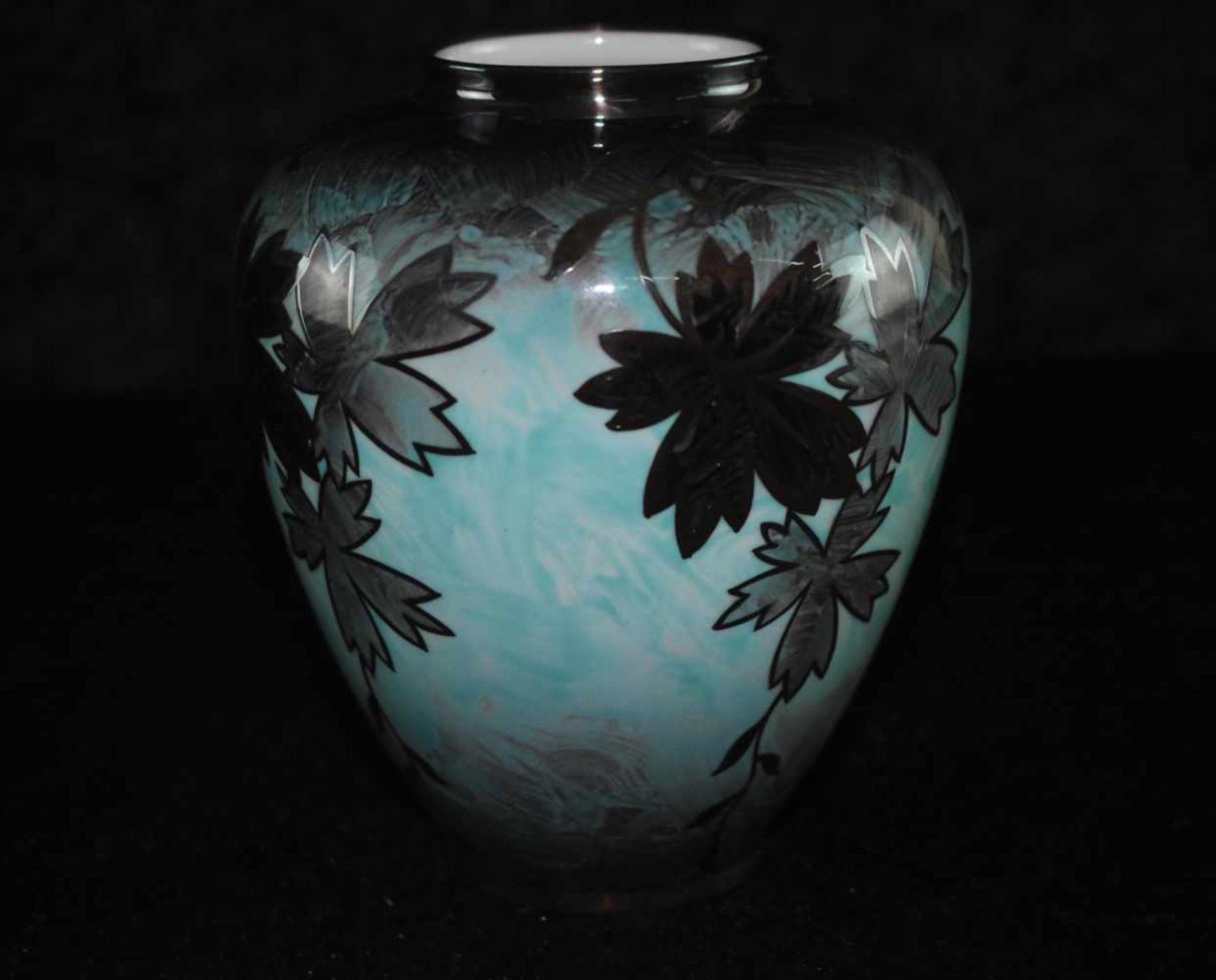 Porzellanmanufraktur Jäger & Co, PmR Bayern, türkise Vase mit schwarzen Ahornblätter, 1950-90 Made