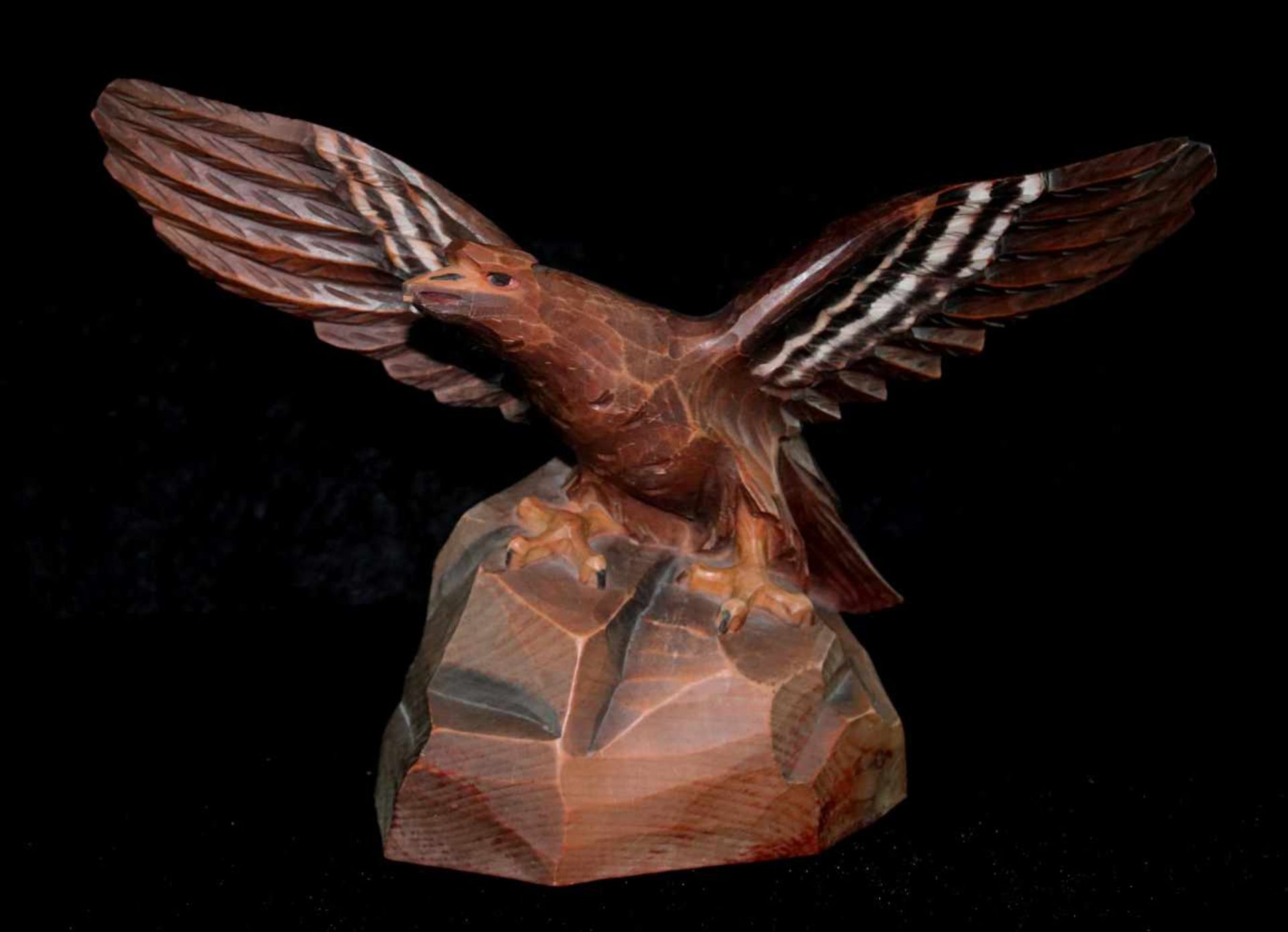 Unbekannter Künstler, geschnitzte Figur, Adler mit ausgebreiteten Flügeln auf Felssockel, Ende 20.