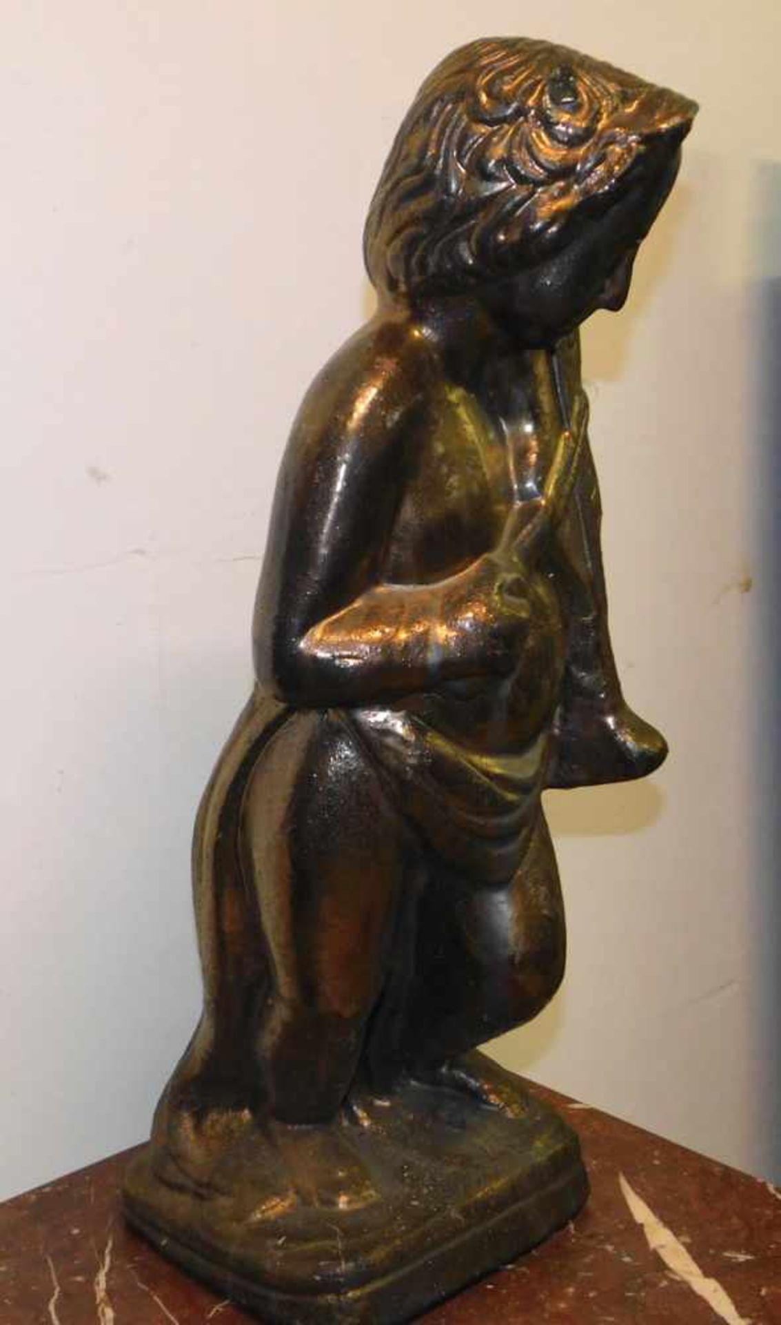 Engel mit Geige, Terrakotta in Goldbronze gefasst, 2. H. 20. Jhdt., Höhe 62 cm, Sockel 19 x 22 cm. - Image 2 of 2
