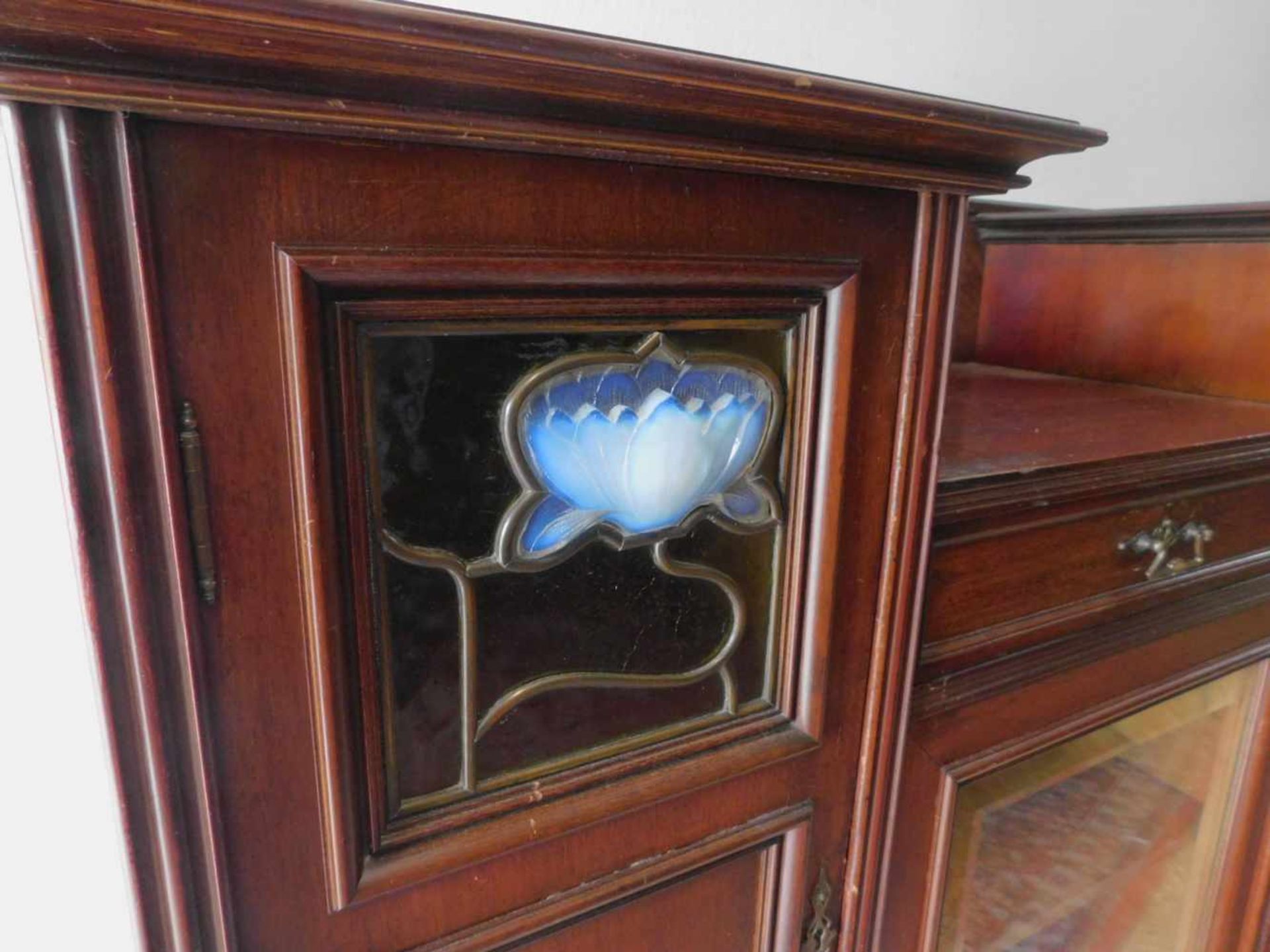 Jugendstil Zierschrank um 1910, Nussbaum, Opaleszenz-Verglasung, florale Schnitzereien - Image 4 of 5