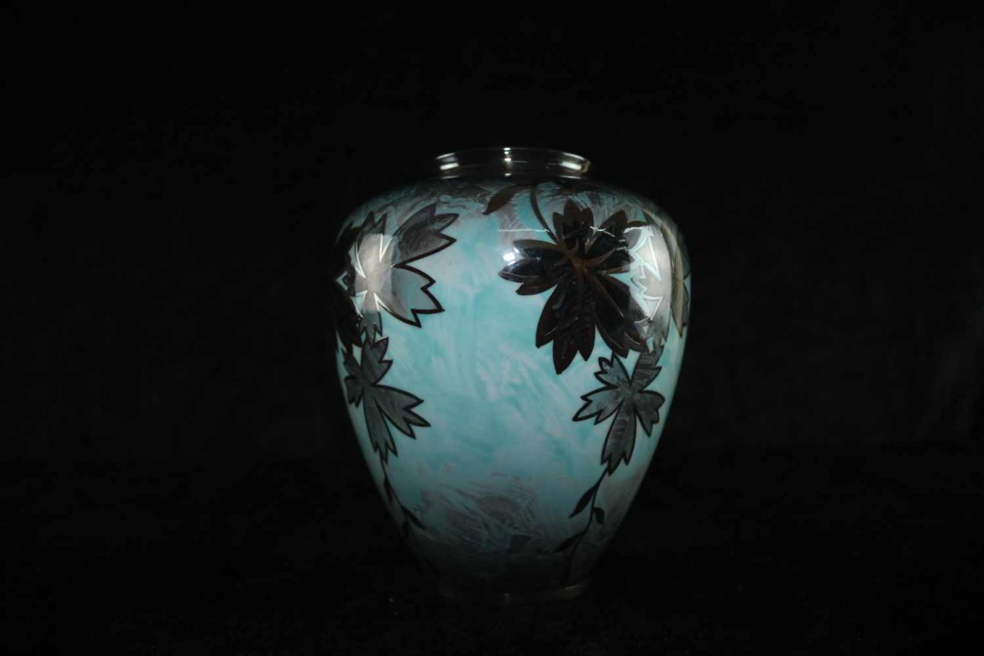 Porzellanmanufraktur Jäger & Co, PmR Bayern, türkise Vase mit schwarzen Ahornblätter, 1950-90 Made - Image 2 of 5