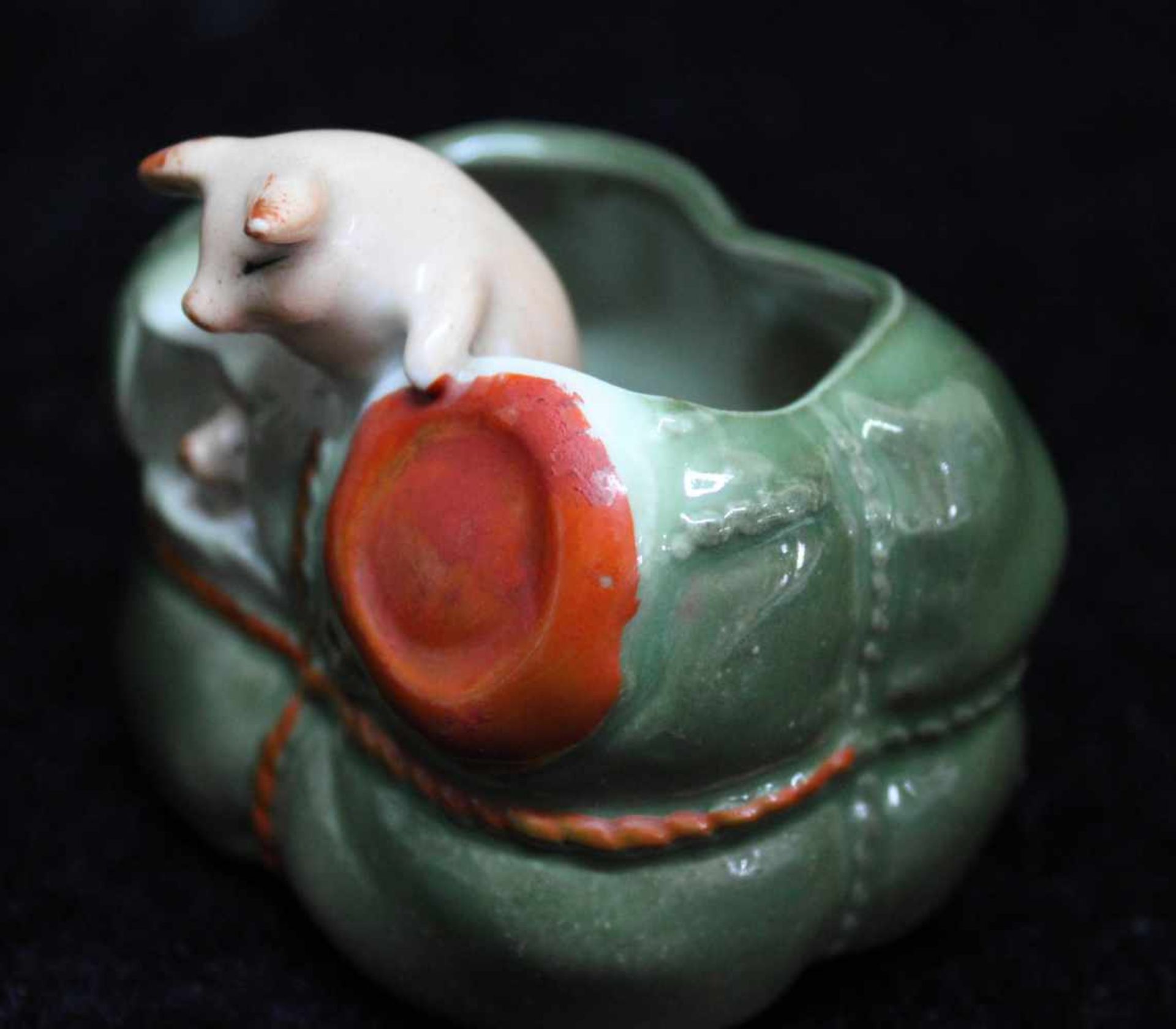 Keramik Schweinchen, deutsch, "Schweinchen in Paket", um 1930, bester Erhaltungszustand - Bild 3 aus 4