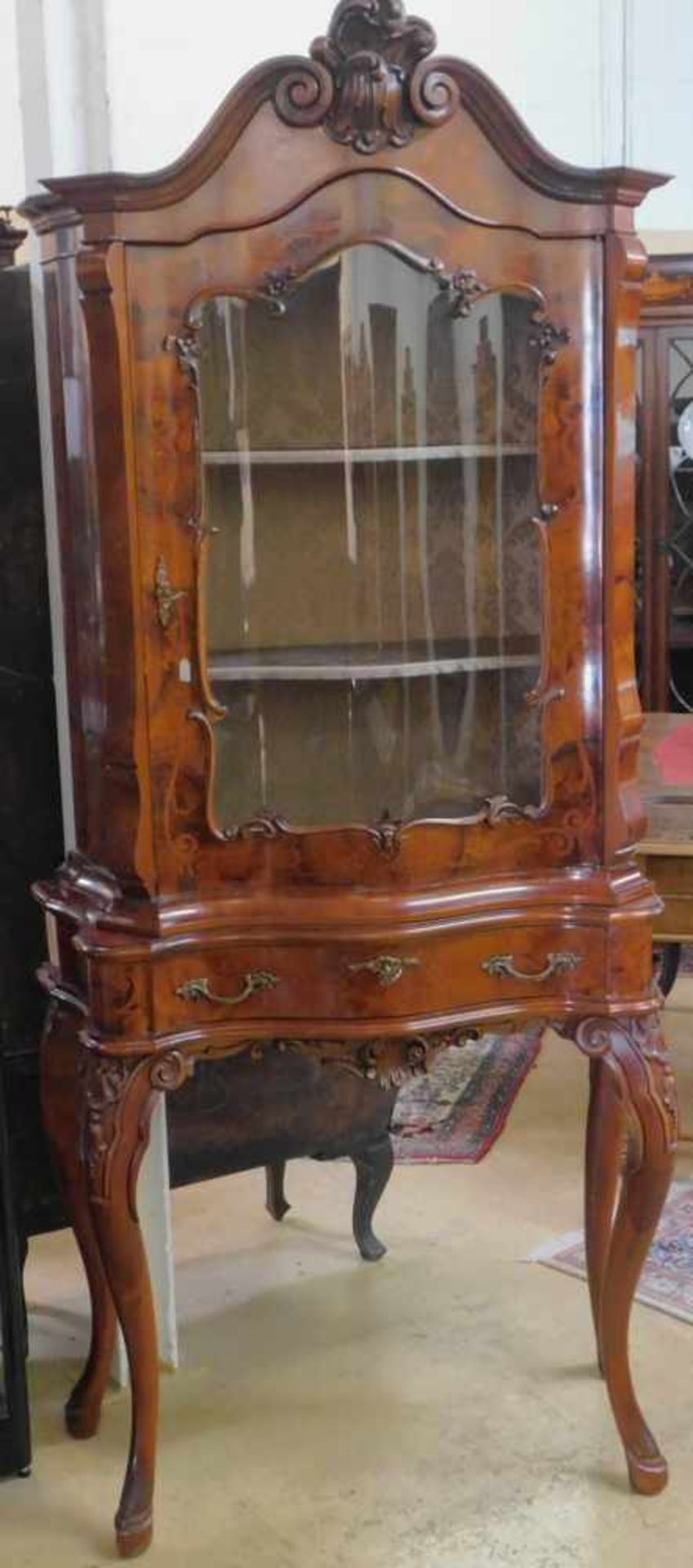 Vitrine Louis XV Stil, 20 ger Jahre, Wurzelnuss, Prunkausführung m. Intarsien, 1-türig, Schublade,