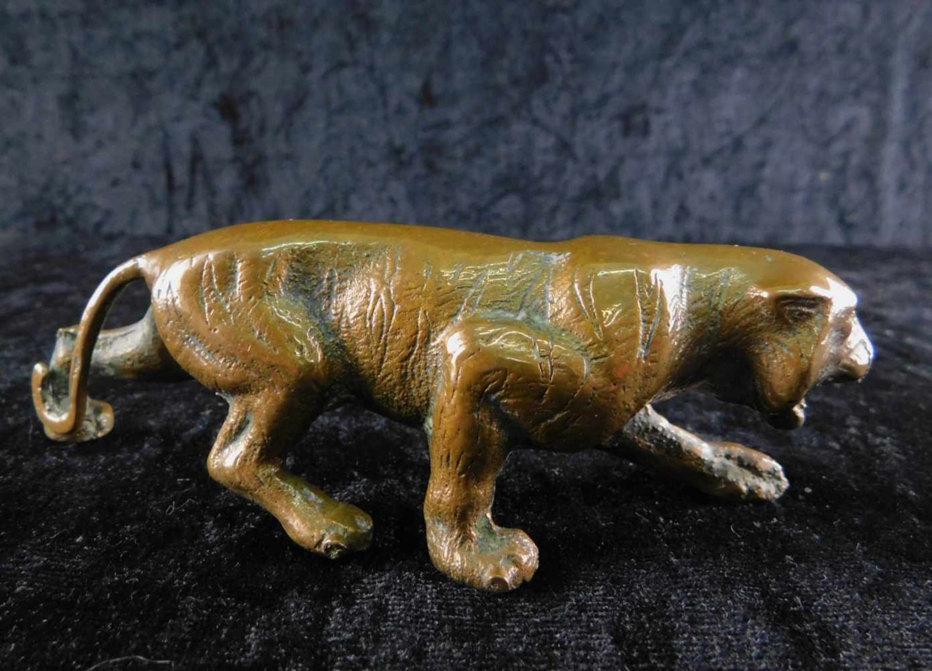 Tiger, Bronze, 2. H. 20. Jhdt., Länge 14 cm, 630 g - Image 3 of 3