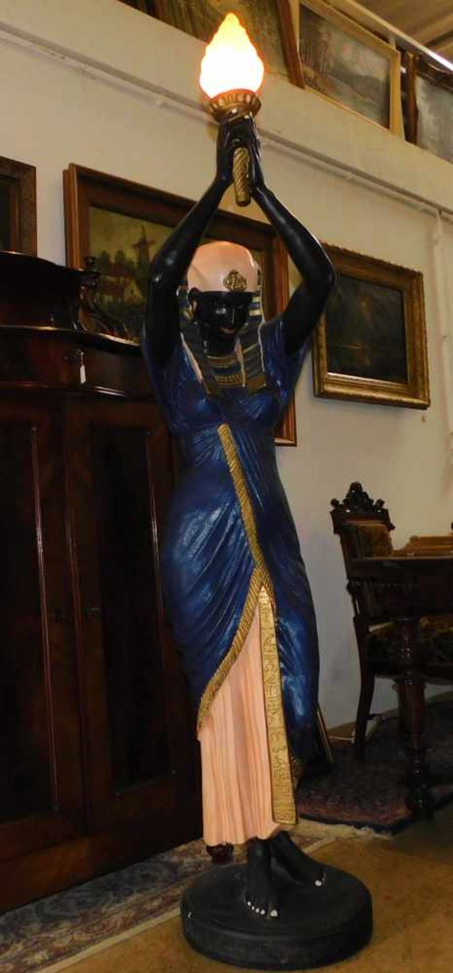 Ägyptische Fackelträgerin als Lampe mit Glasschirm, lebensgroß, Material Polyresin farbig gefasst, - Bild 3 aus 3