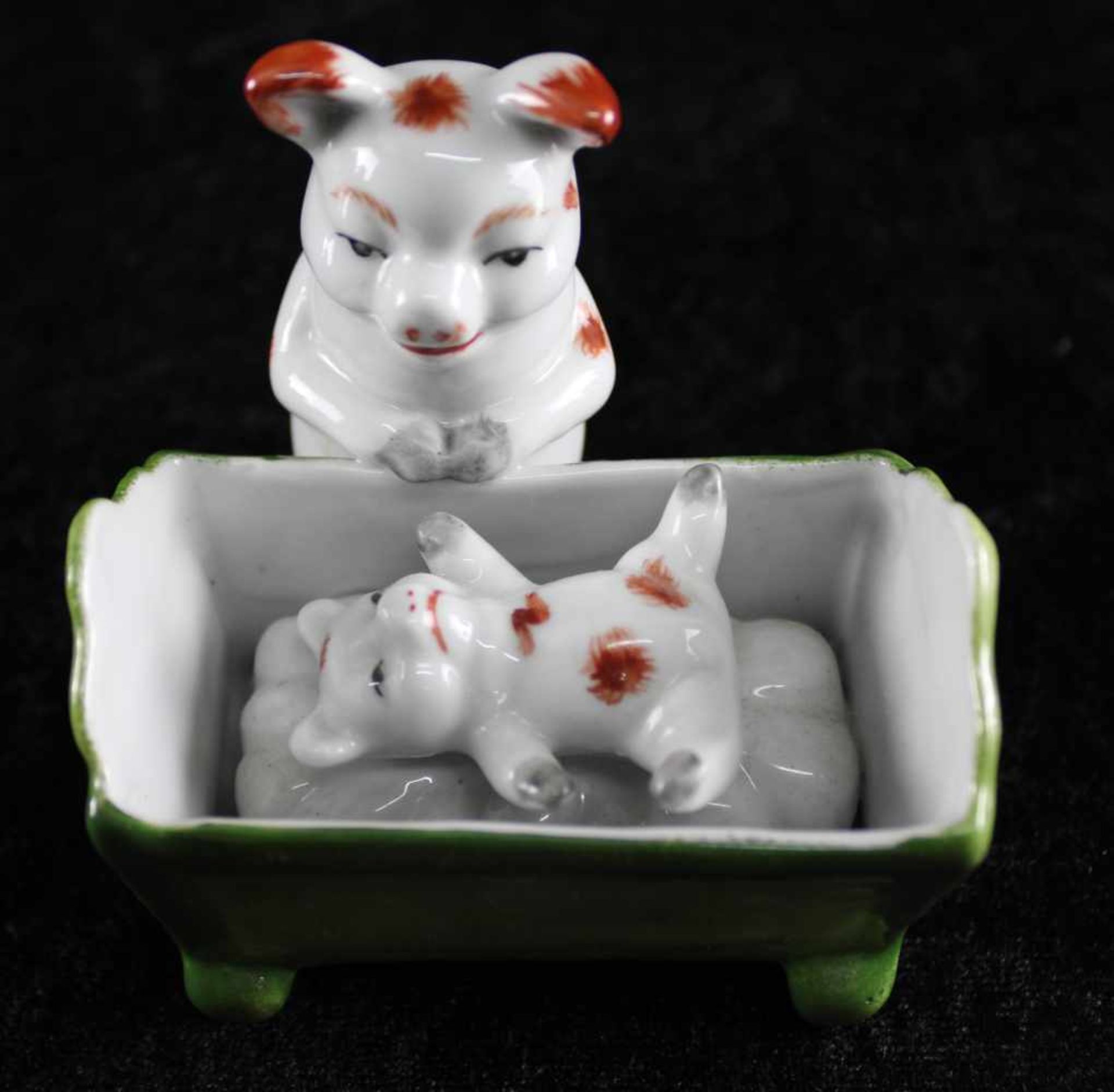 Keramik Schweinchen, deutsch, "Schweinchen Mutter und Kind in Wiege braun gefleckt", um 1930, bester - Bild 2 aus 3