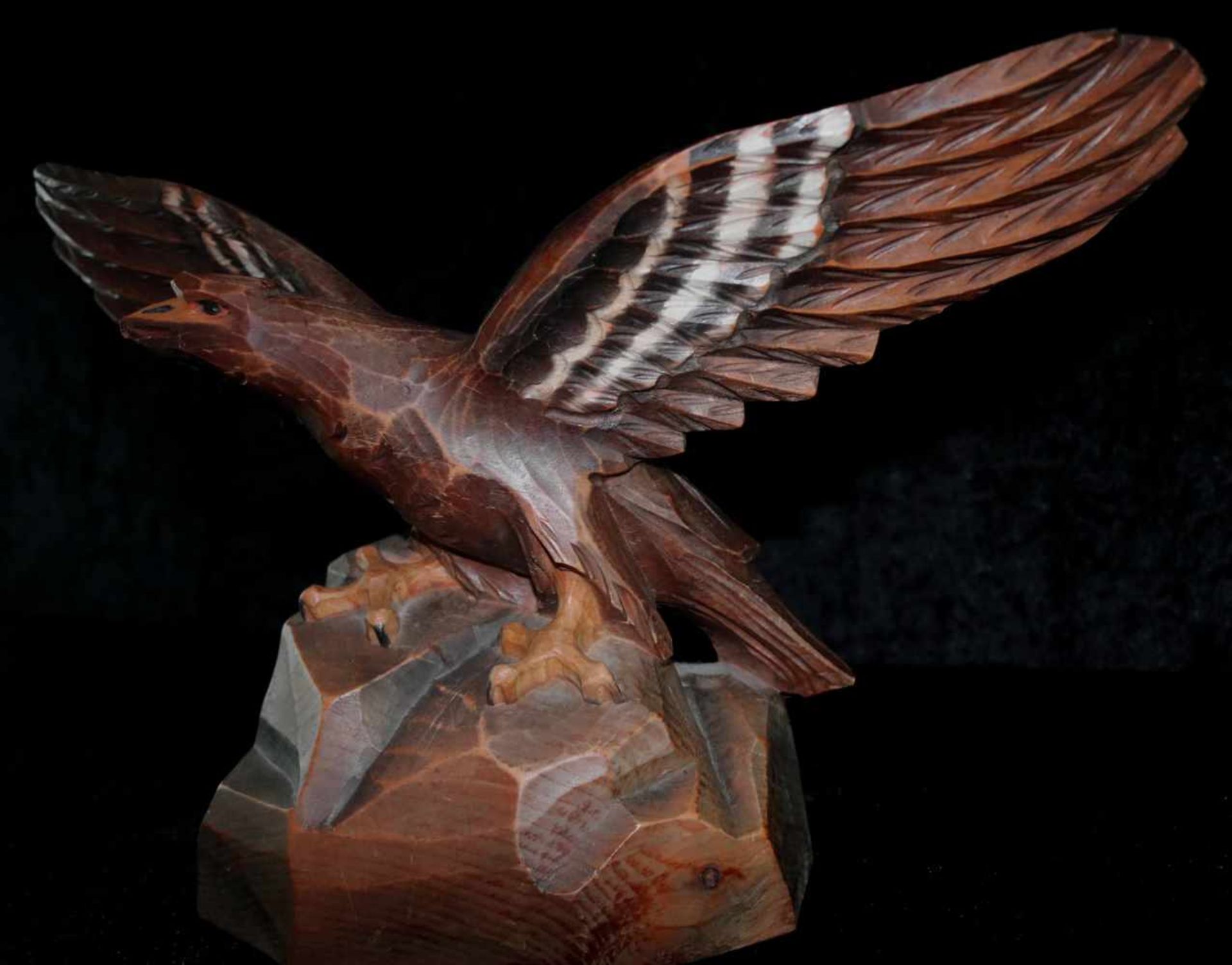 Unbekannter Künstler, geschnitzte Figur, Adler mit ausgebreiteten Flügeln auf Felssockel, Ende 20. - Image 4 of 5