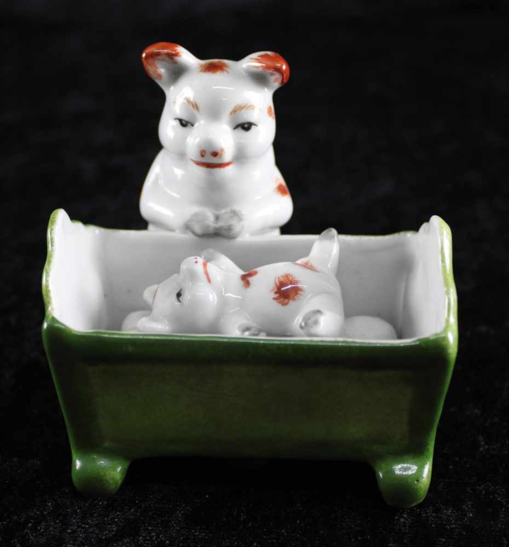 Keramik Schweinchen, deutsch, "Schweinchen Mutter und Kind in Wiege braun gefleckt", um 1930, bester
