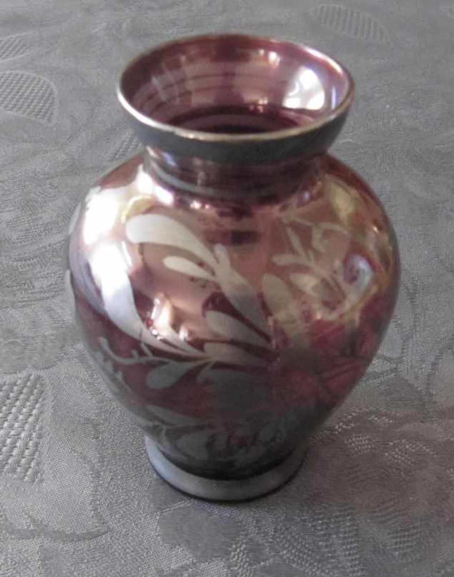 Vase Glas rot, silber überfangen, um 1960, Maße ca.: 10,5 cm hoch, Durchmesser oberer Rand 4,5 cm