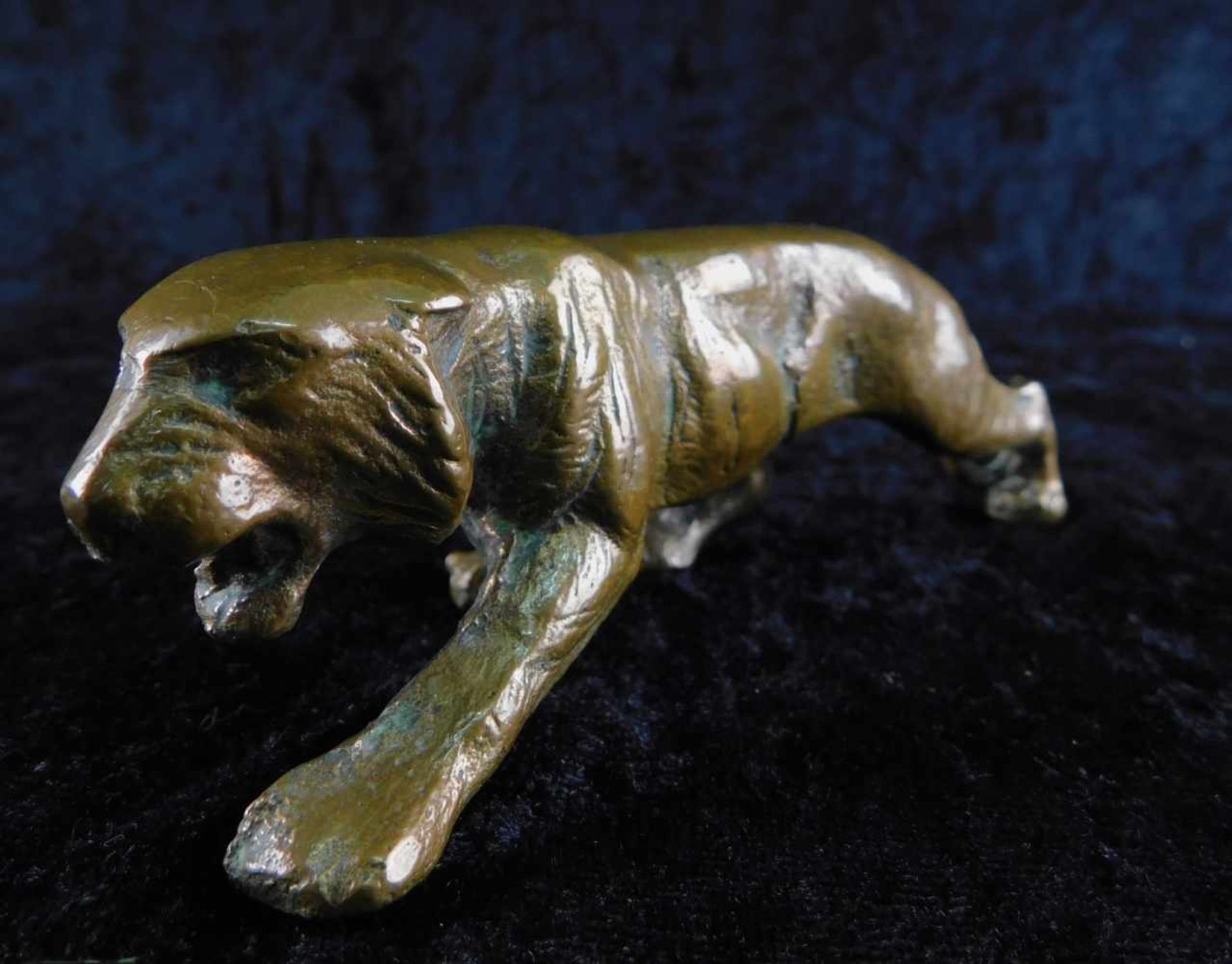 Tiger, Bronze, 2. H. 20. Jhdt., Länge 14 cm, 630 g - Bild 2 aus 3