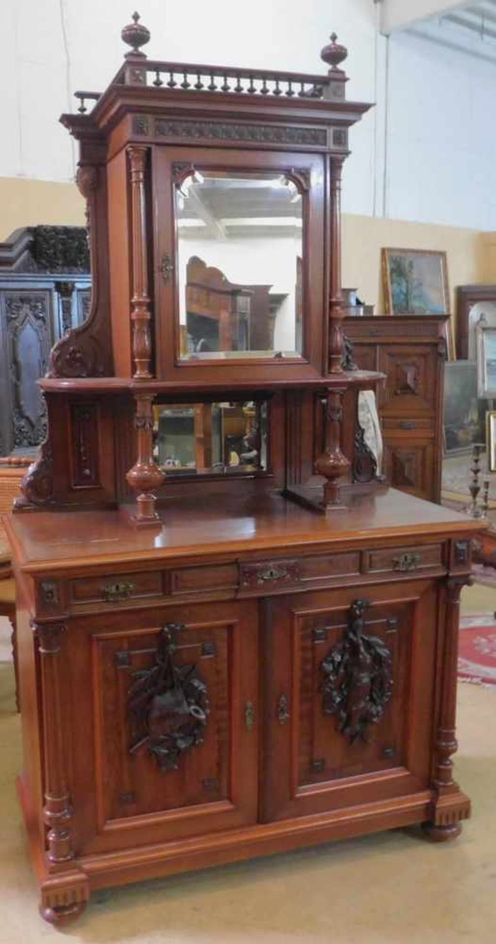 Aufsatzbuffet, Frankreich, Nussbaum um 1880, Jagdschrank