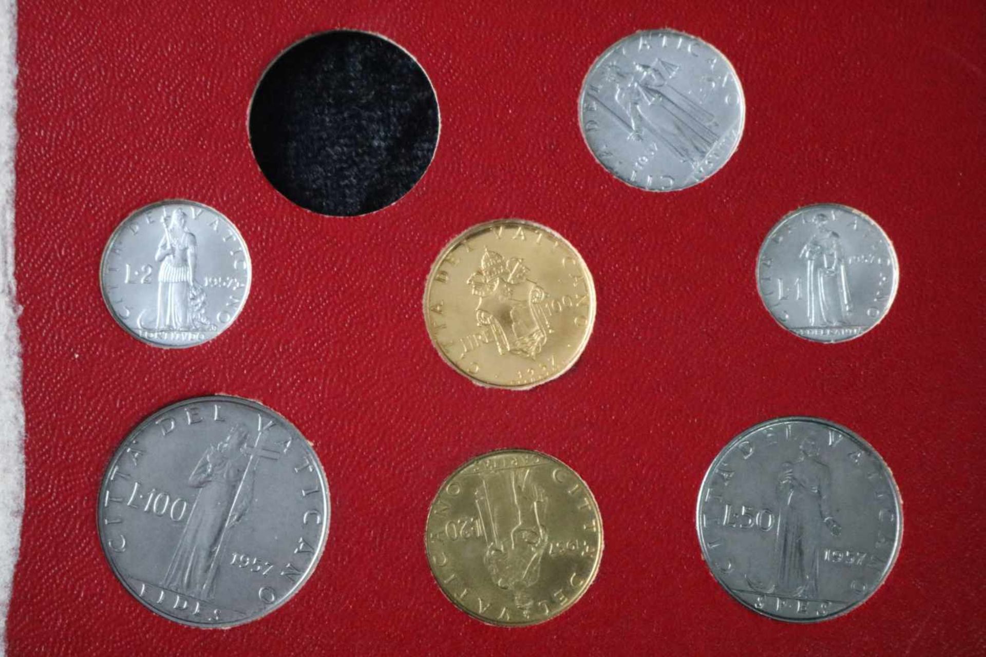 Satz Vatikanmünzen 1957, mittlere Münze Feingold, 1 Münze fehlt. - Image 4 of 4