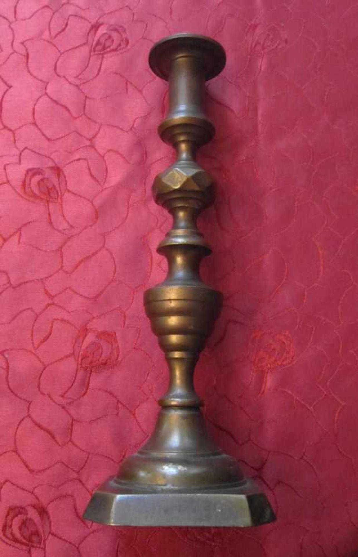 Bronze Kerzenleuchter, Altarleuchter, Barock um 1750, Höhe 35,5 cm, Ø oben 6 cm, Fuß 12 x 12 cm