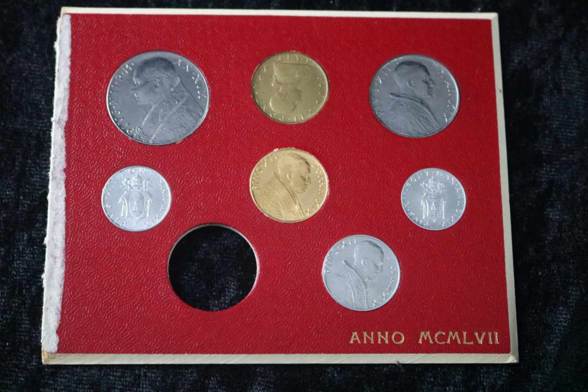 Satz Vatikanmünzen 1957, mittlere Münze Feingold, 1 Münze fehlt.