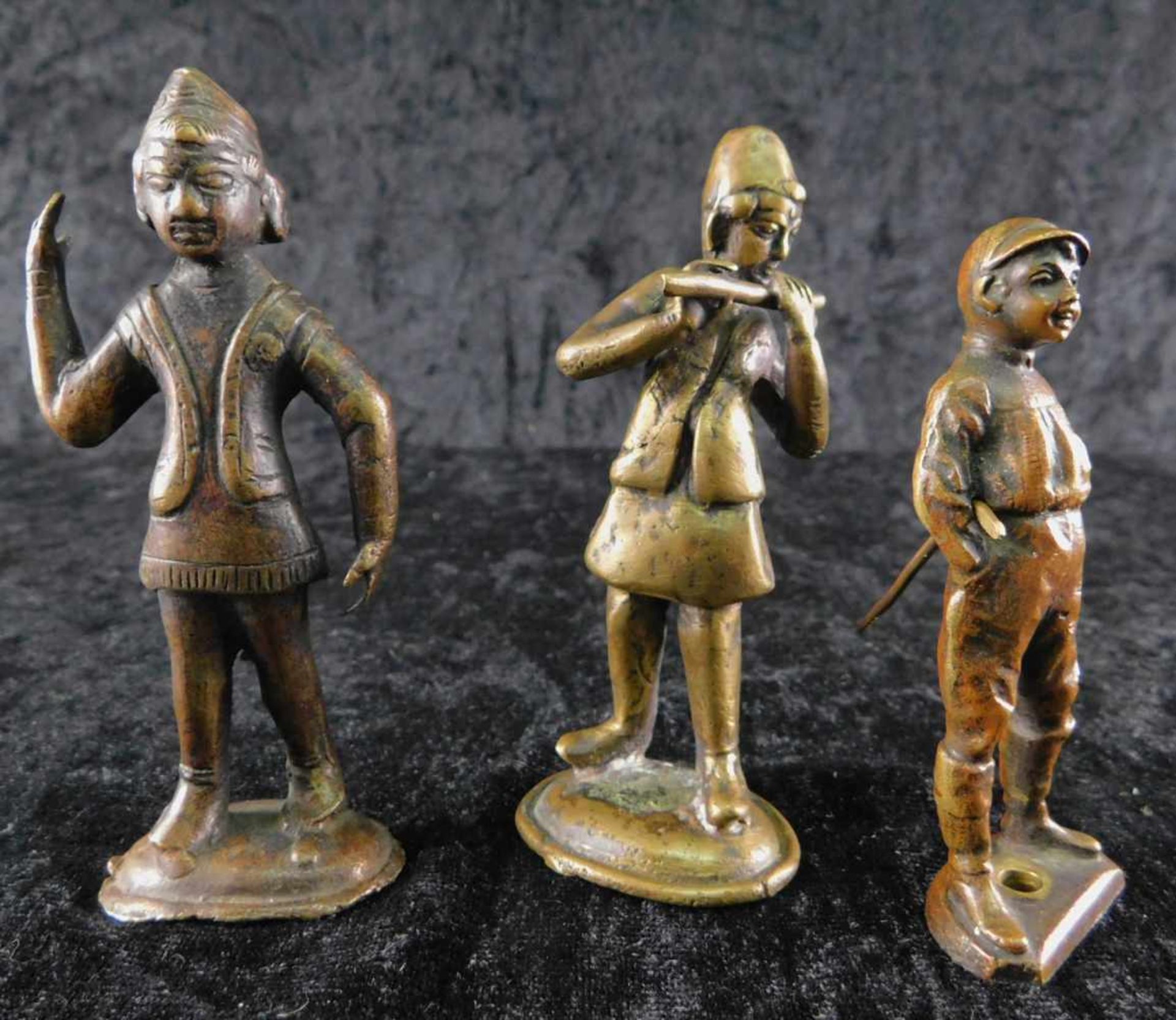 Konvolut 3 kleine Bronzefiguren, 1. u. 2. H. 20. Jhdt., chinesischer Krieger, chinesischer