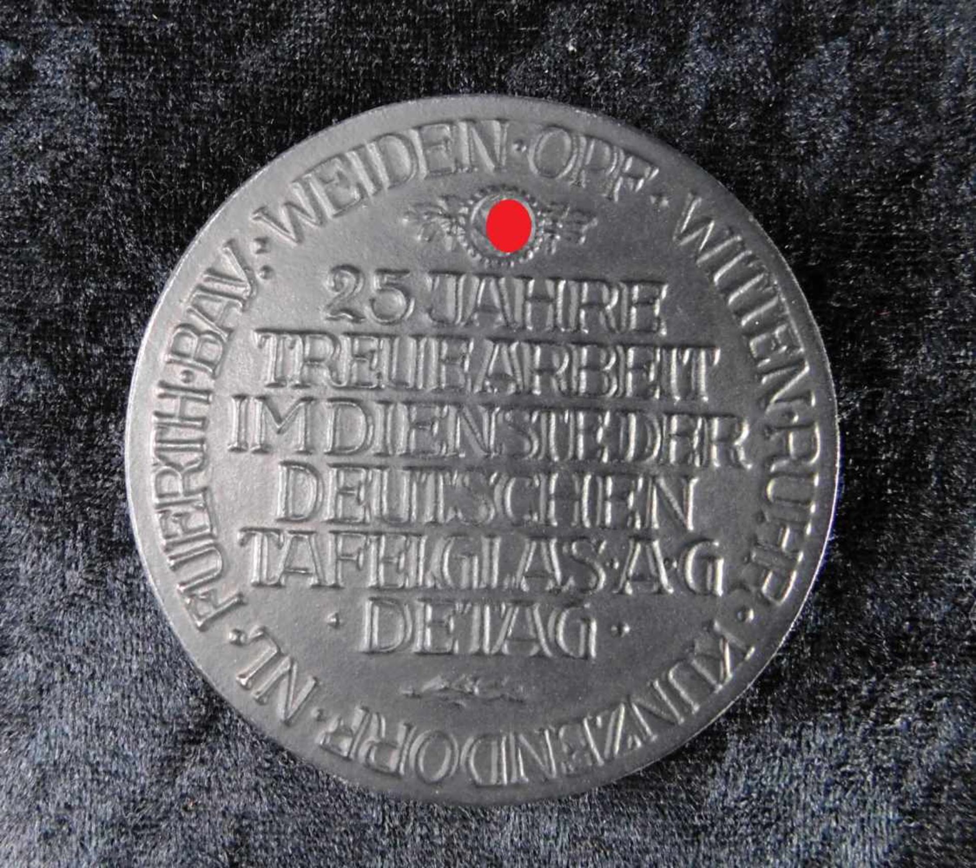 Eisengussmedaille, Pfeiffer 1940, 25 Jahre Treue Arbeit im Dienste der deutschen TAFELGLAS AG - Image 2 of 2