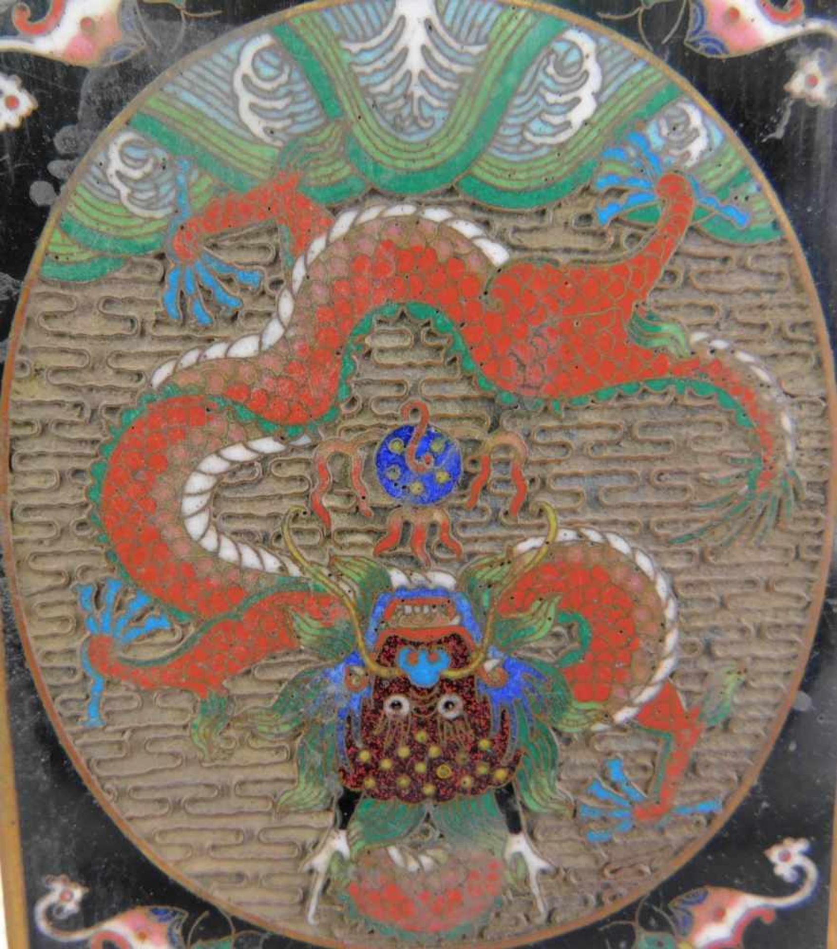 Bronzetafel Cloisonné Kaiserlicher Drache umgeben von Fledermäusen, China, um 1900 - Bild 2 aus 3