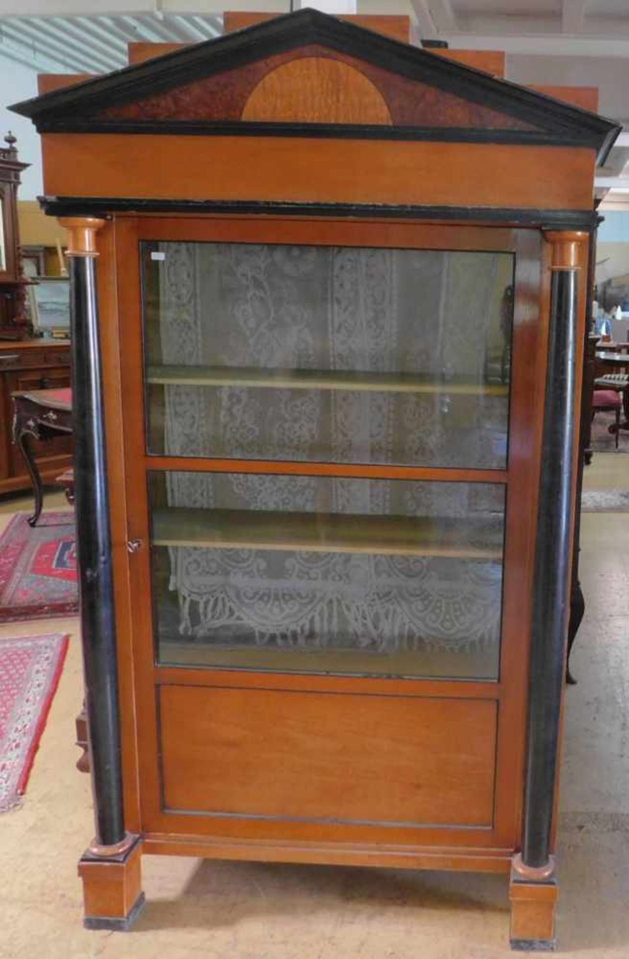 Vitrine Biedermeier Stil um 1890, Kirschbaum, guter alter Zustand, Höhe 183 cm, Breite 108 cm und