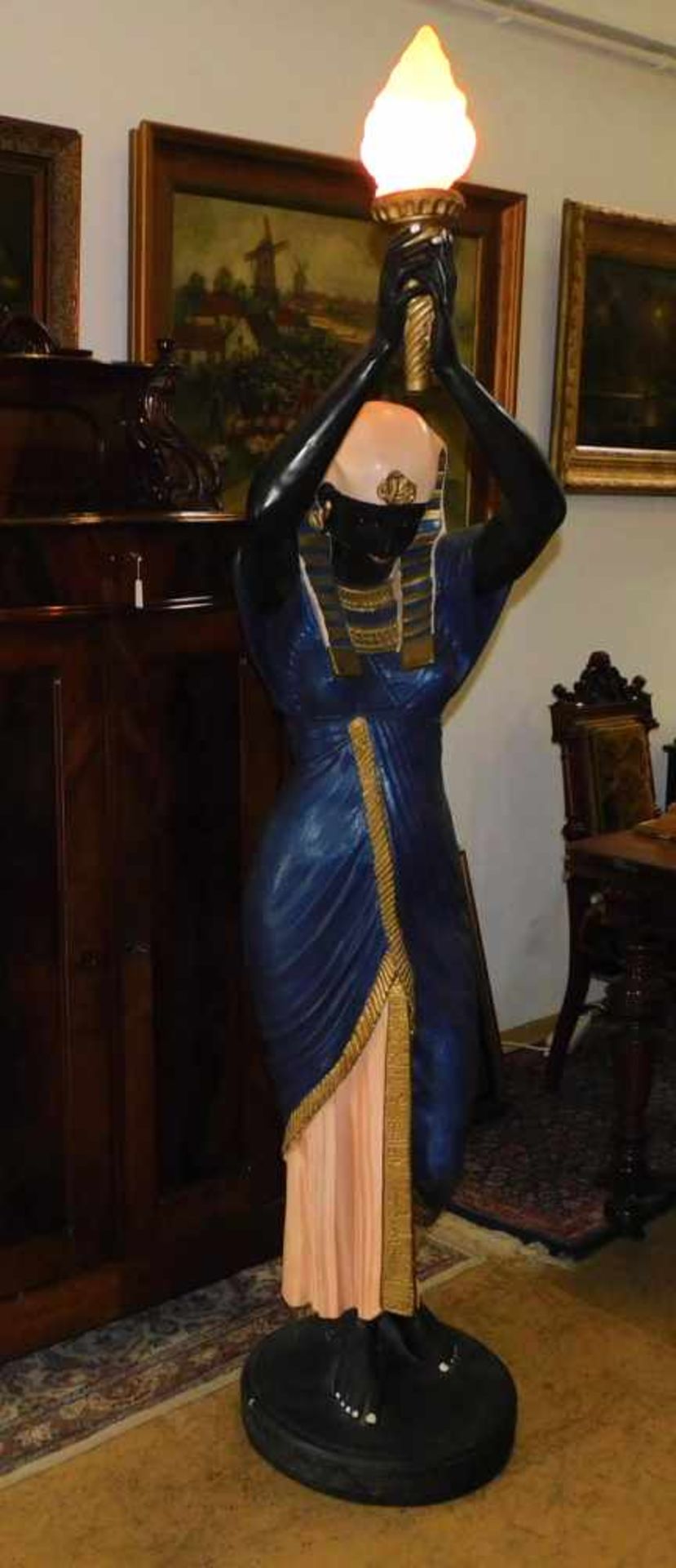 Ägyptische Fackelträgerin als Lampe mit Glasschirm, lebensgroß, Material Polyresin farbig gefasst,