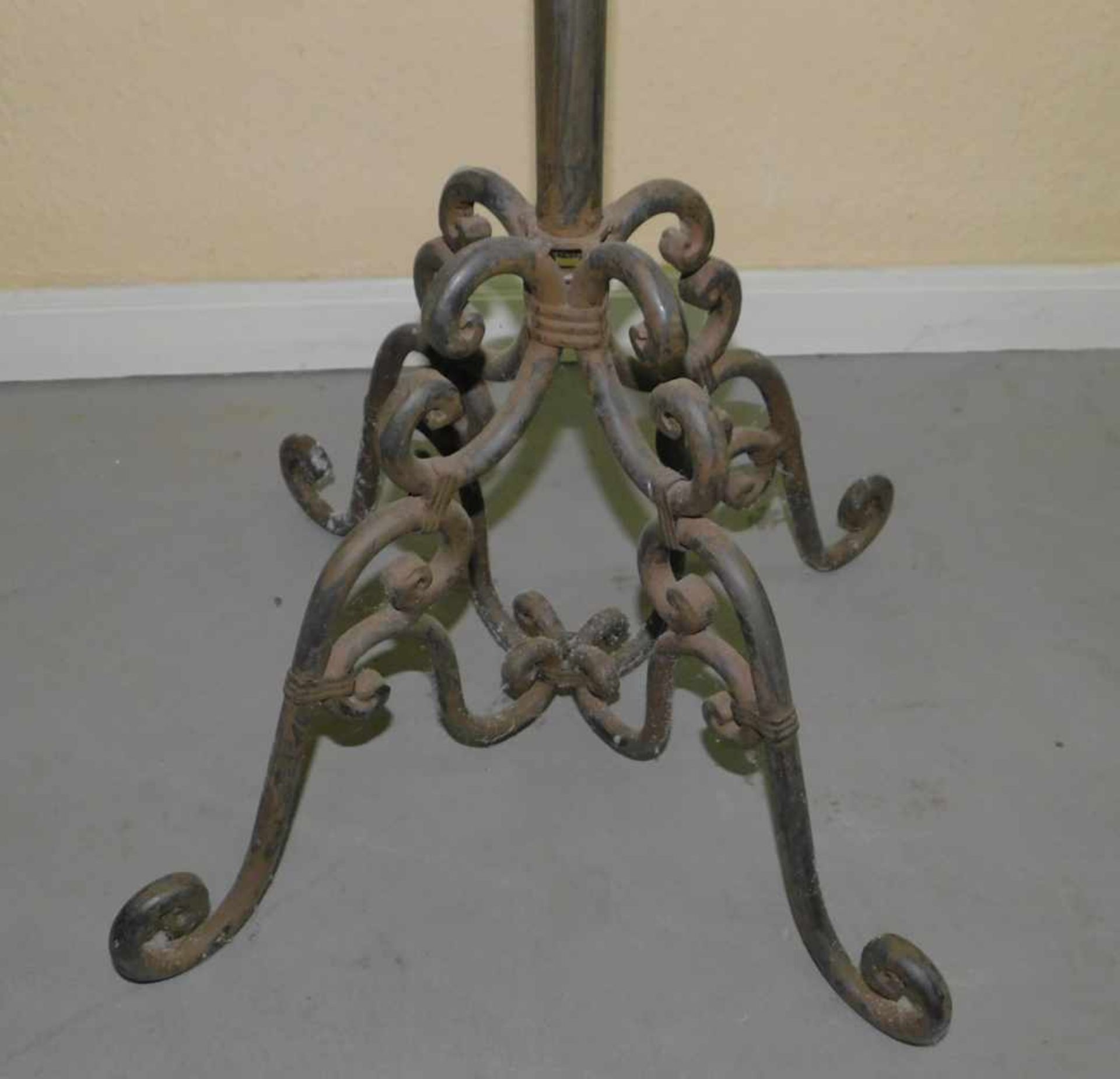 Kerzenständer, 6- armig, Eisen geschmiedet, 2.H.20.Jhdt., Höhe 161 cm, Ø 57 cm - Image 3 of 3