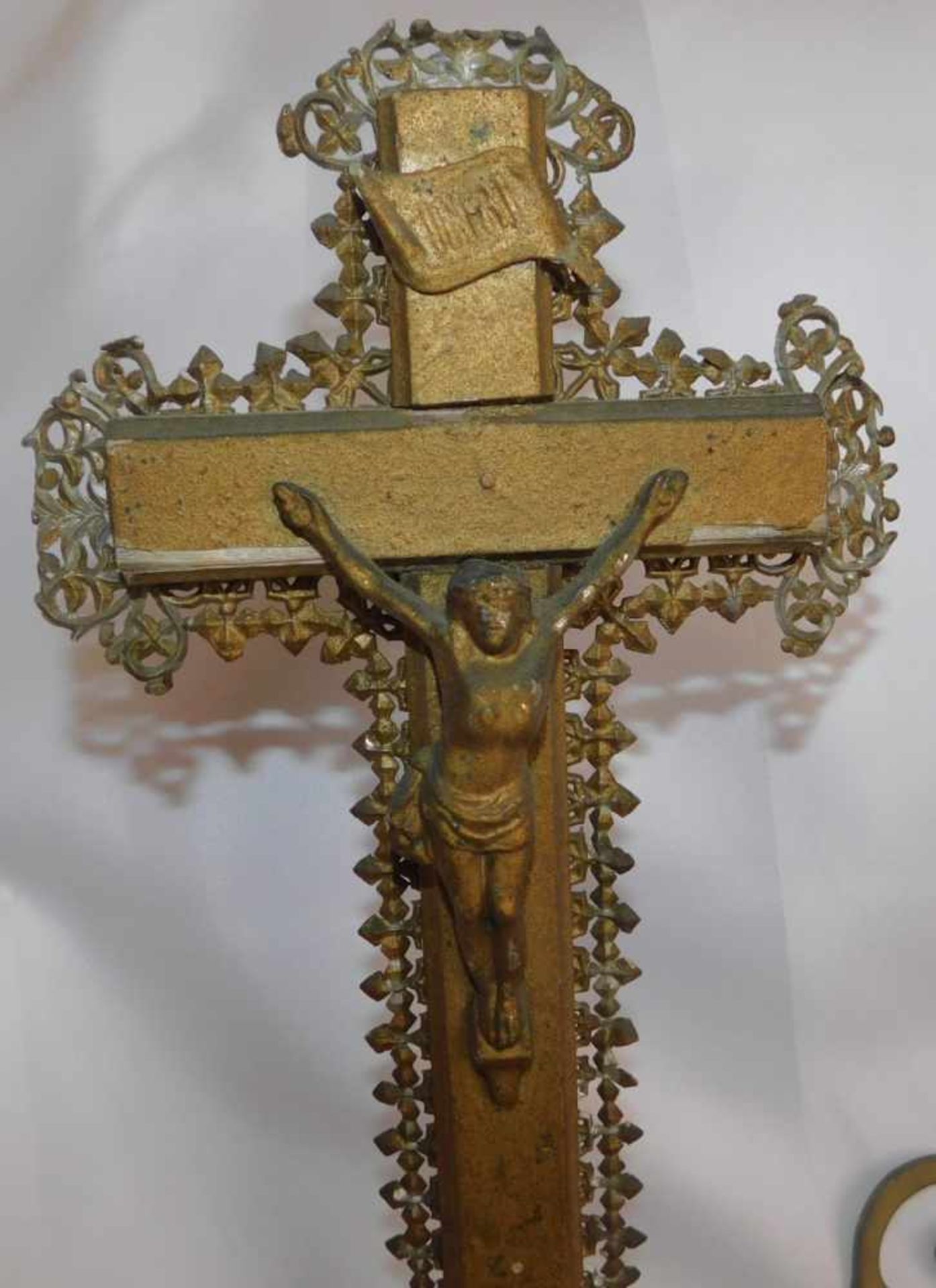 Konvolut 3-teilig, Hausaltar: Kruzifix, sowie 2 Weihwasserschalen aus Messing - Bild 4 aus 5