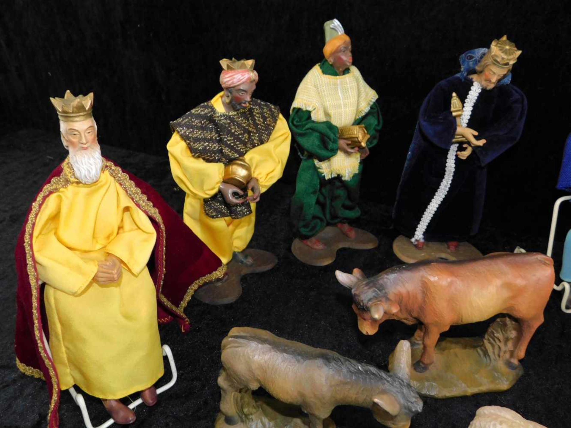 Krippe 14-teilig, 7 Krippenfiguren beweglich, mit Stoffbekleidung, 7 Tiere Gießmasse, 2.H.20. - Bild 2 aus 5