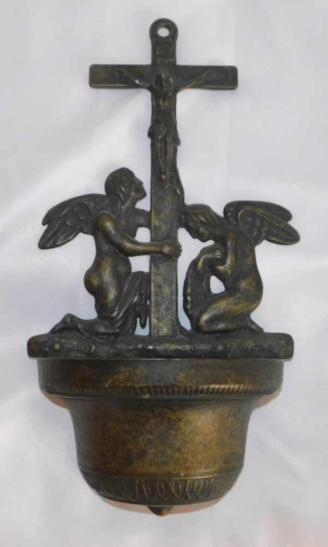 Konvolut 3-teilig, Hausaltar: Kruzifix, sowie 2 Weihwasserschalen aus Messing - Bild 2 aus 5