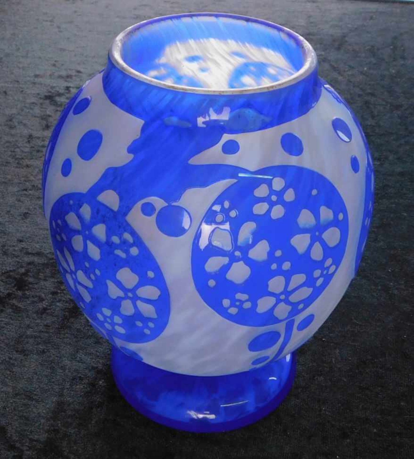 Verreries Schneider, Epinay-sur-Seine, kleine Vase "Azurettes", 1923-26, Reliefätzung