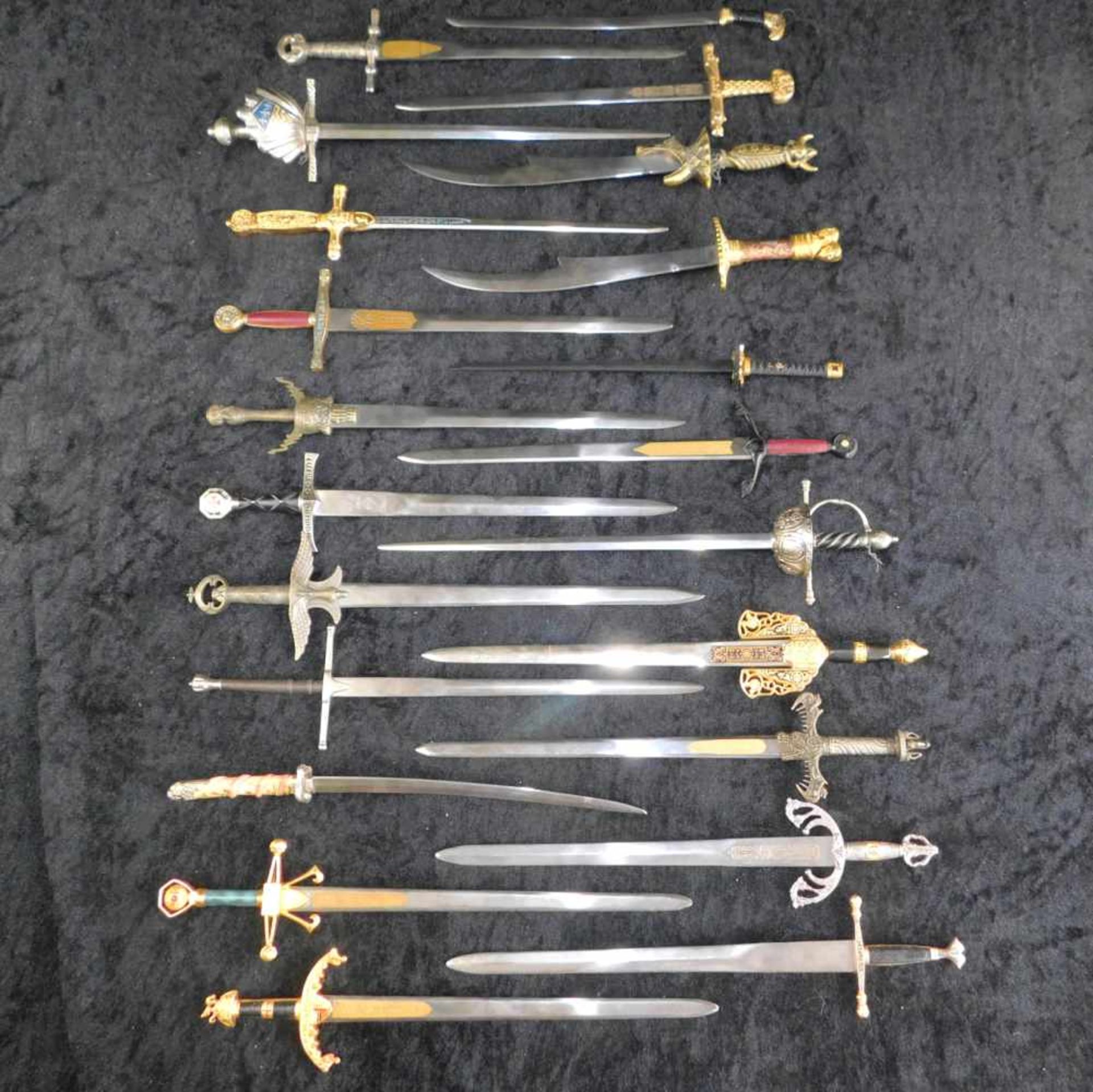 Konvolut Brieföffner, Sammlung Miniatur-Schwerter, 22 Stück, Länge von ca. 24 cm bis 30 cm,
