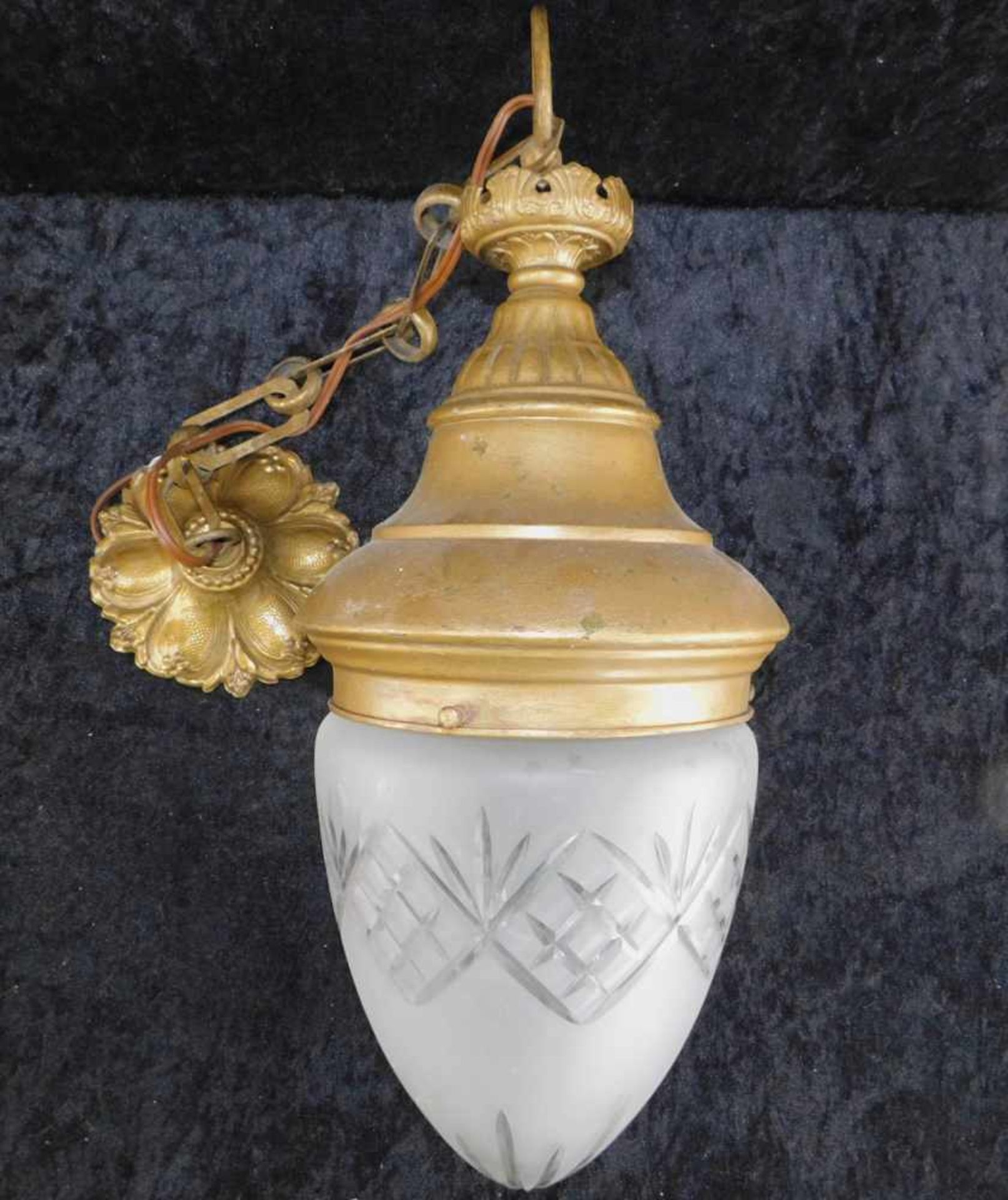 Hängelampe, Jugendstil um 1900, Messing mit Glasschirm, Milchglas geschliffen, Gesamtlänge 81 cm, - Bild 4 aus 4