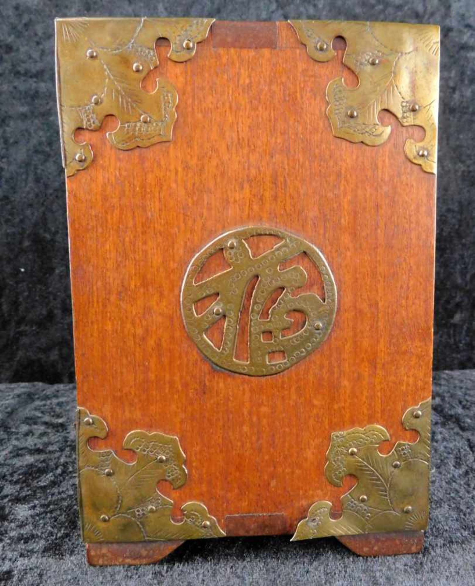 Schmuckkästchen, asiatisch, 2. H. 20. Jhdt., 3 Schubladen, Messingbeschläge, Dekor stilisierte - Bild 6 aus 7