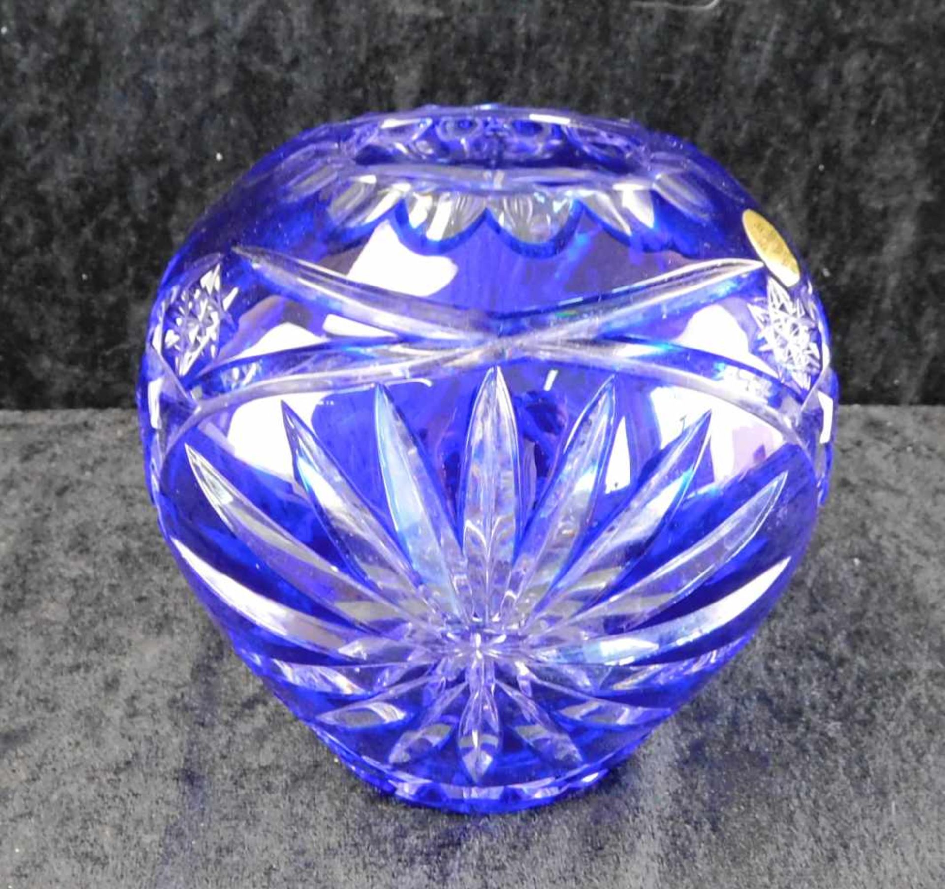 Vase Kugelform, Bleikristall Einschmelzung blau, handgeschliffen, Marke E.W.R., Höhe 13 cm, Mitte