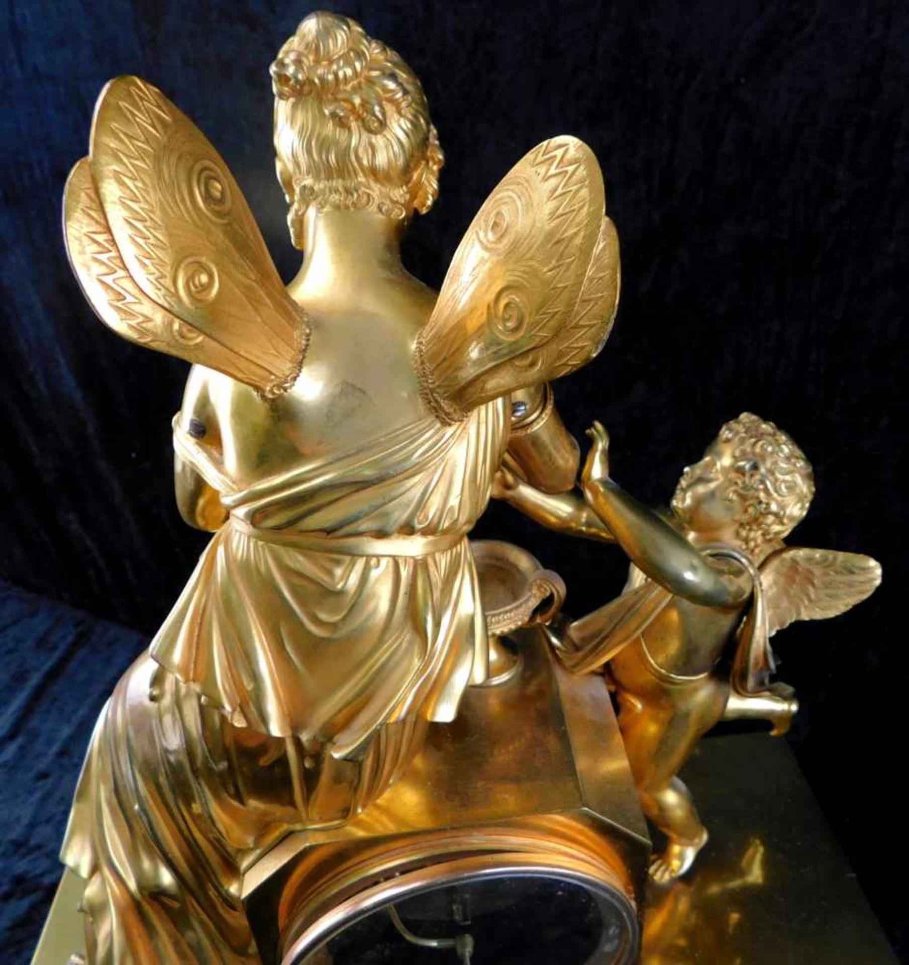 Große Kaminuhr feuervergoldet, französisch um 1790, Fadenaufhängung, Göttin mit Putto auf - Bild 3 aus 20