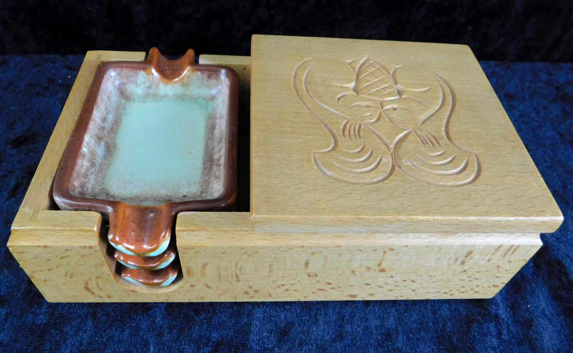 Zigarettenkästchen, Holz mit 3 herausnehmbaren emaillierten Keramik Aschenbechern, 2. H. 20.Jhdt.