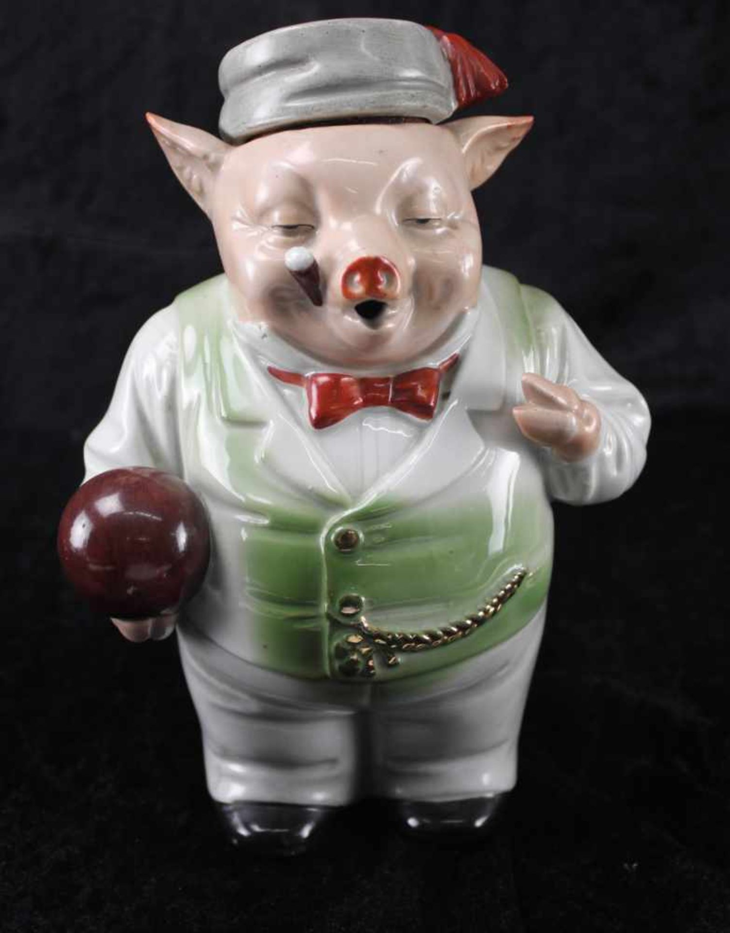 Schnapsflasche, humoristische Darstellung, Schwein als Kegler mit Zigarre, Feinsteinzeug um 1920,