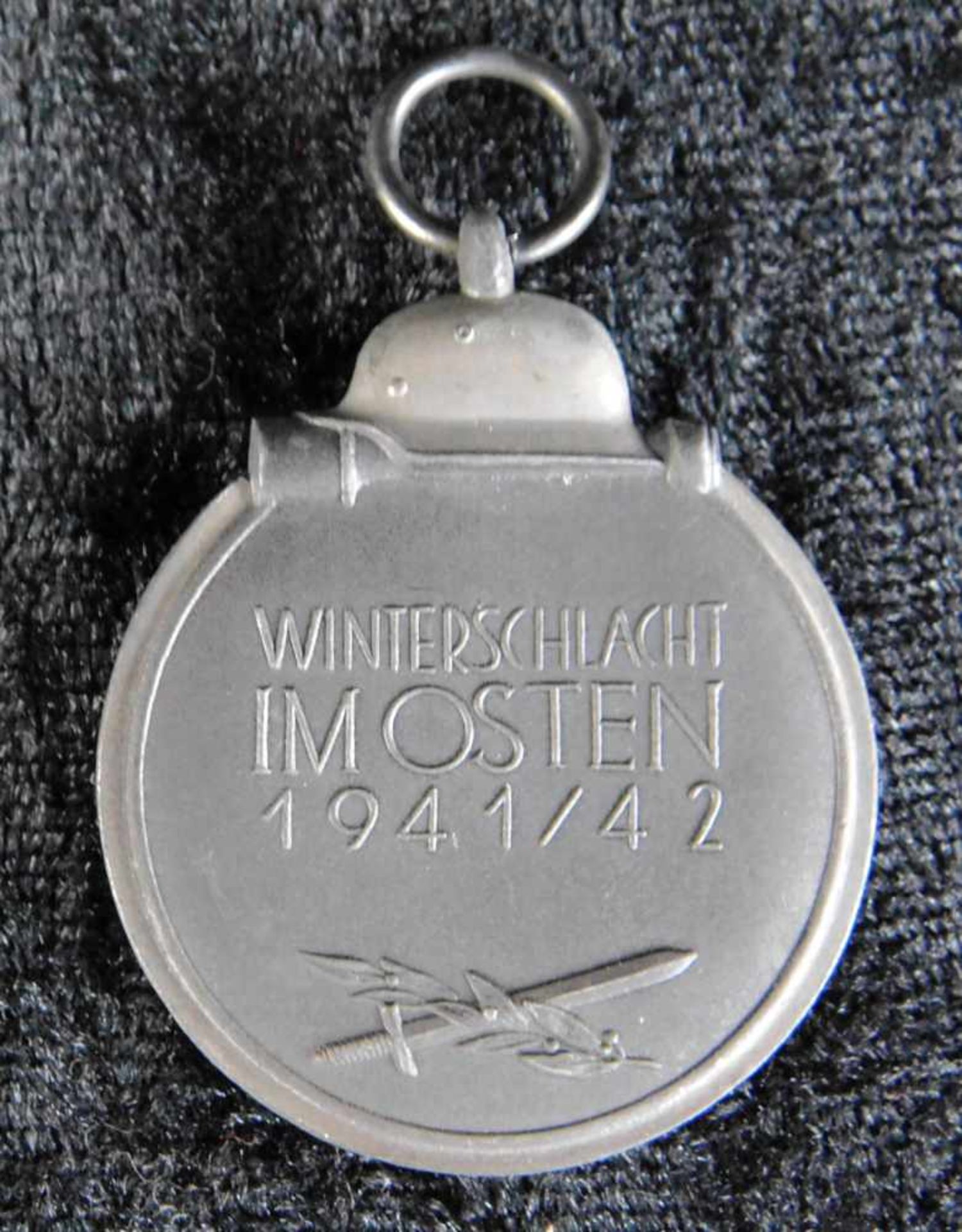 2. WK, Konvolut, Medaille Winterschlacht i. Osten 1941/42 a. Band, Kriegsverdienstkreuz m. - Image 2 of 3