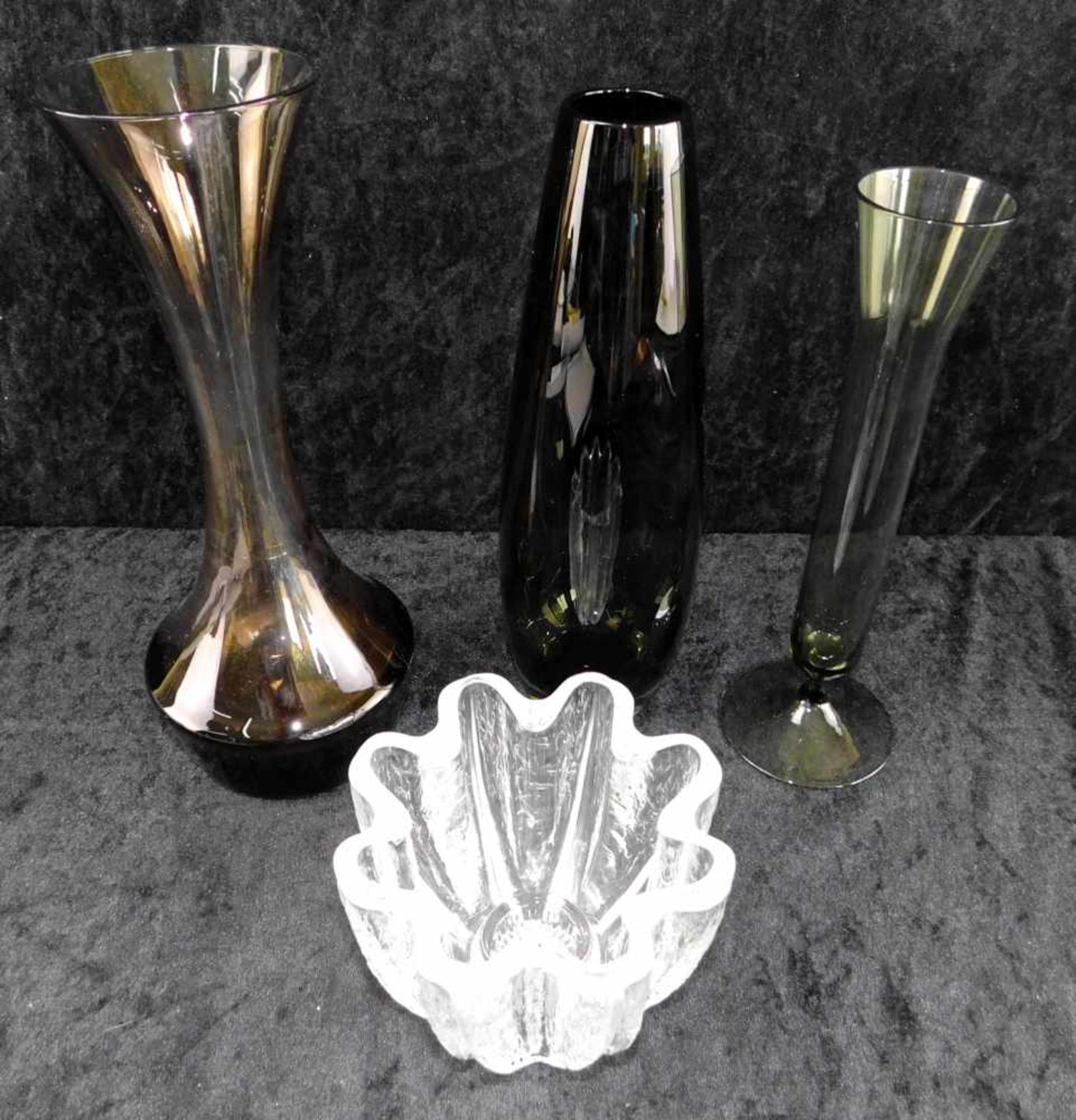 Konvolut 4 Vasen, farbloses Glas, teilweise mit schwarzen Einschmelzungen, Höhe von 9 cm bis 26