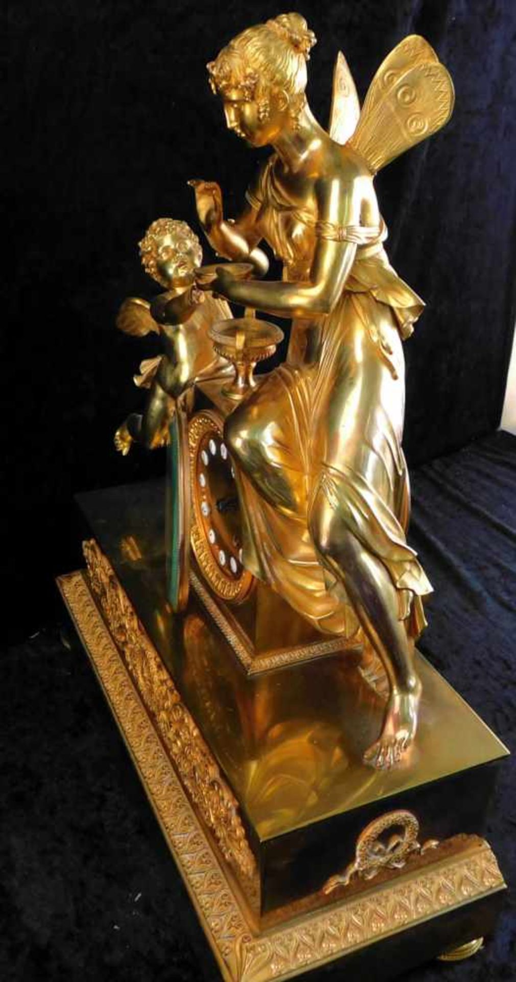 Große Kaminuhr feuervergoldet, französisch um 1790, Fadenaufhängung, Göttin mit Putto auf - Bild 10 aus 20