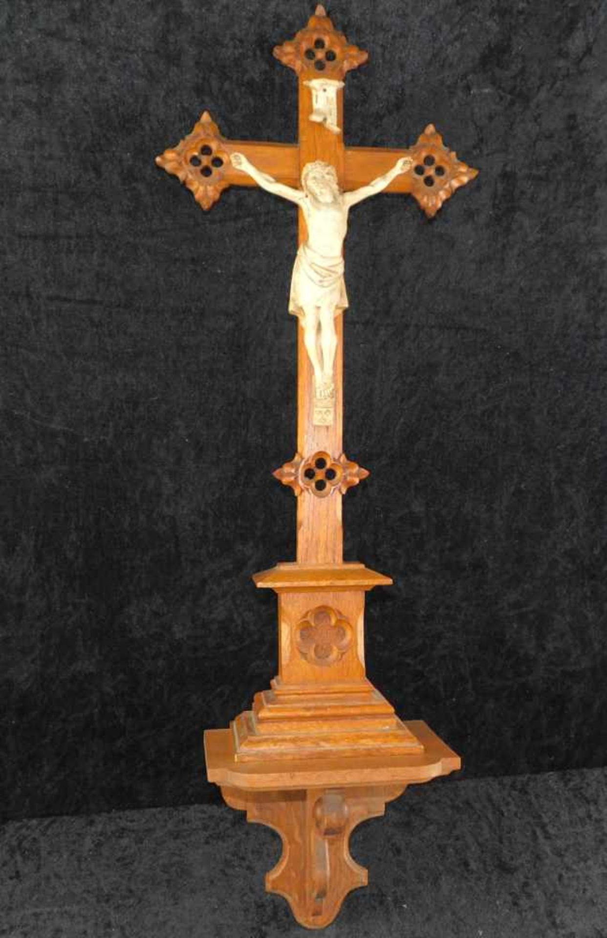 Kruzifix, Eiche mit Konsole, um 1900, Jesus am Arm restauriert, Höhe inkl. Konsole 87 cm, Breite ca.
