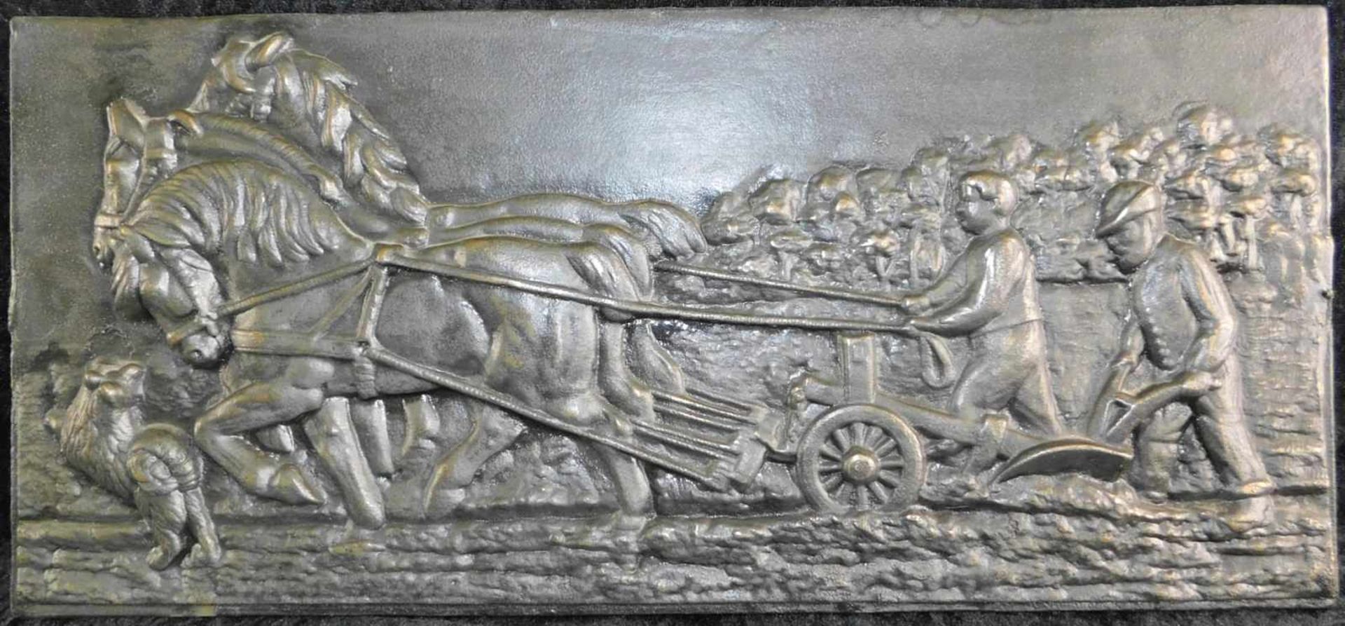 Eisenrelief, 2.H.20.Jhdt., "Pflügende Bauern" mit 3 Pferden und Hund, Eisenguss 6,6 kg, 23 cm x 50