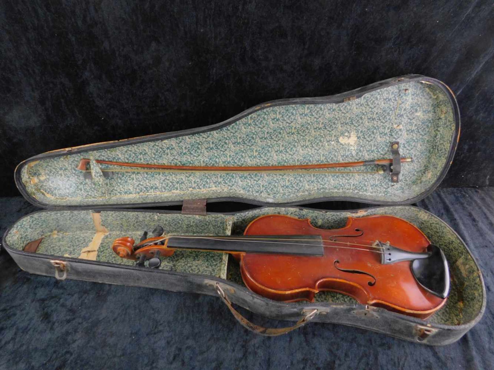 Geige mit Koffer, Mitte 19.Jhdt., 77 cm x 23 cm x 9 cm