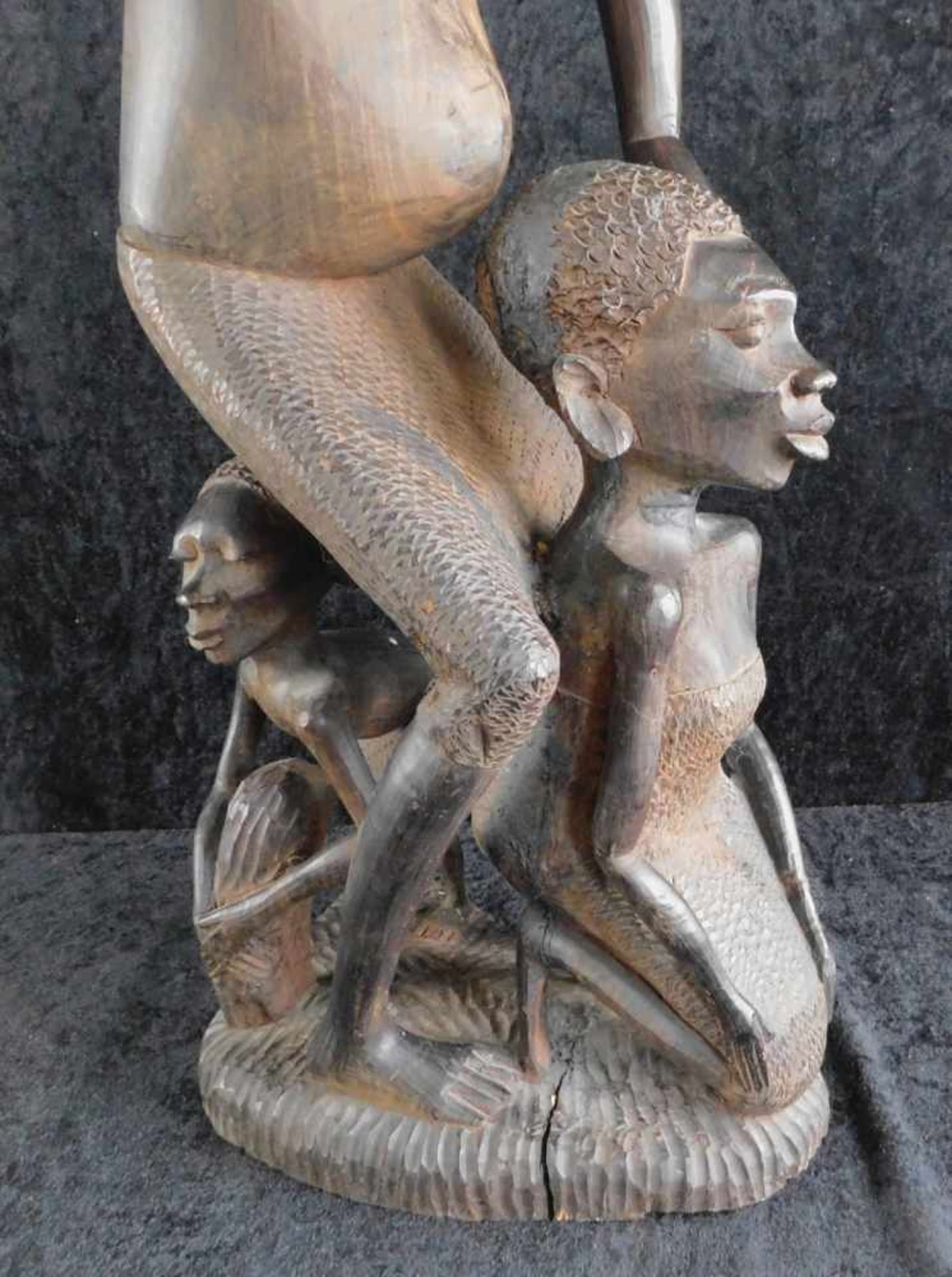 Skulptur, Holz massiv, Darstellung Afrikanische Familie, 1.H.20.Jhdt., - Bild 2 aus 10